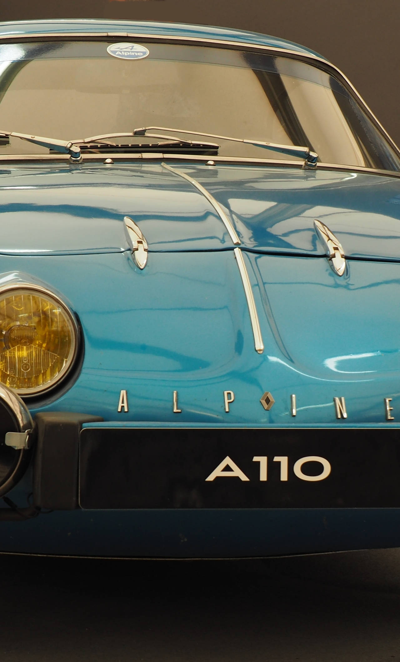 復古 桌布 壁紙 — 復古青綠色Alpine A110跑車特寫，展示其標誌性格柵和圓形頭燈。