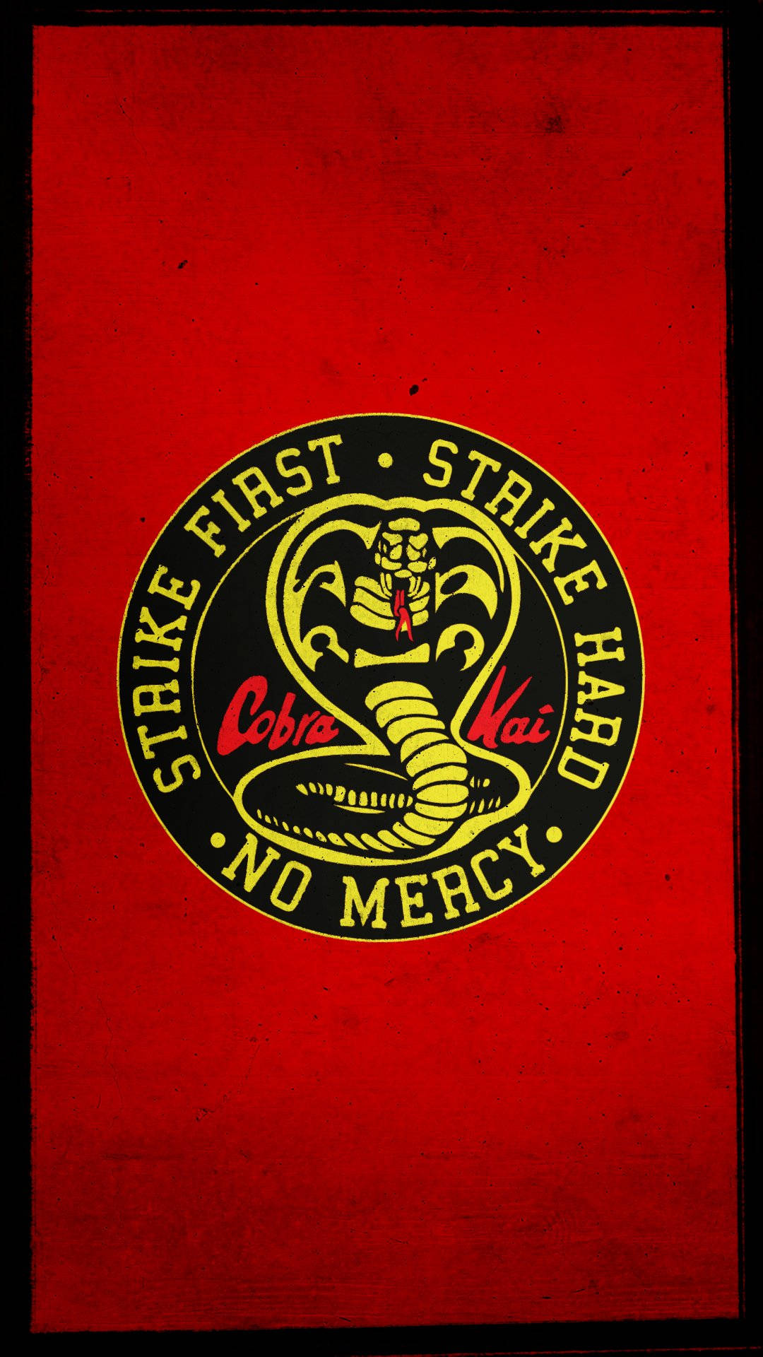 Cobra Kai Phone 桌布 壁紙 — 復古風格的Cobra Kai標誌，黑色背景上有一條黃色眼鏡蛇，襯以紋理紅色背景。