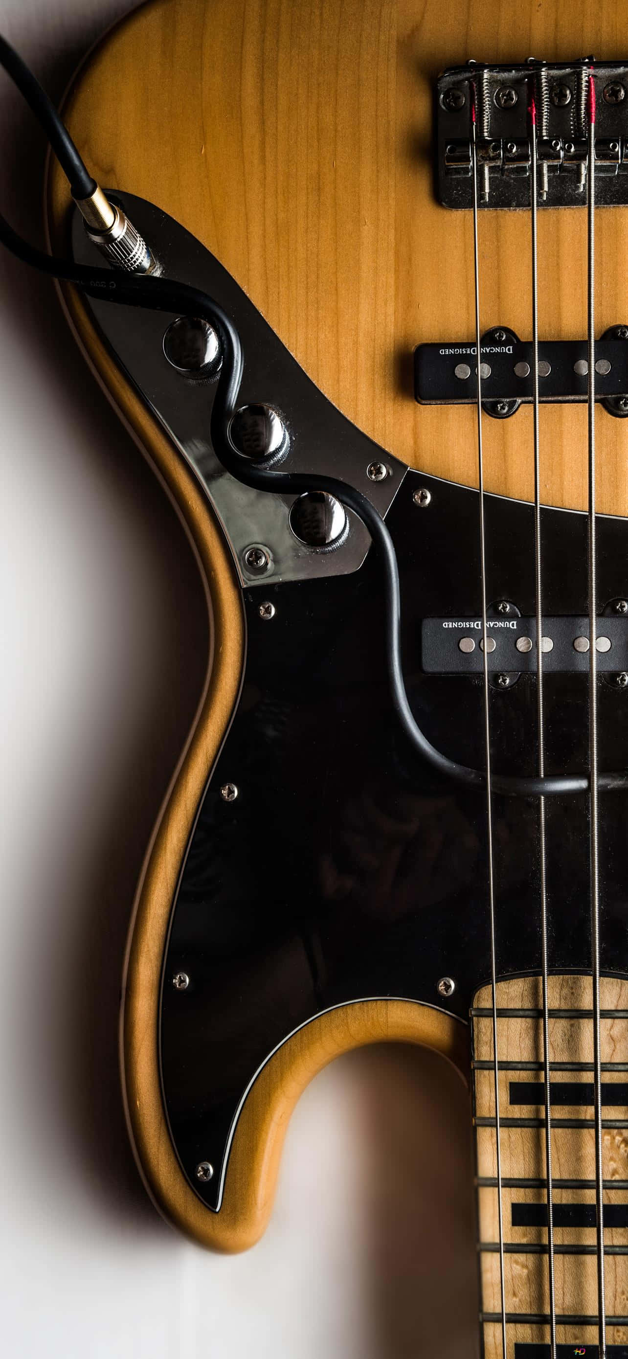 Bass Guitar 桌布 壁紙 — 復古風格電貝斯吉他的特寫，具有旭日紋飾面和黑色護板。