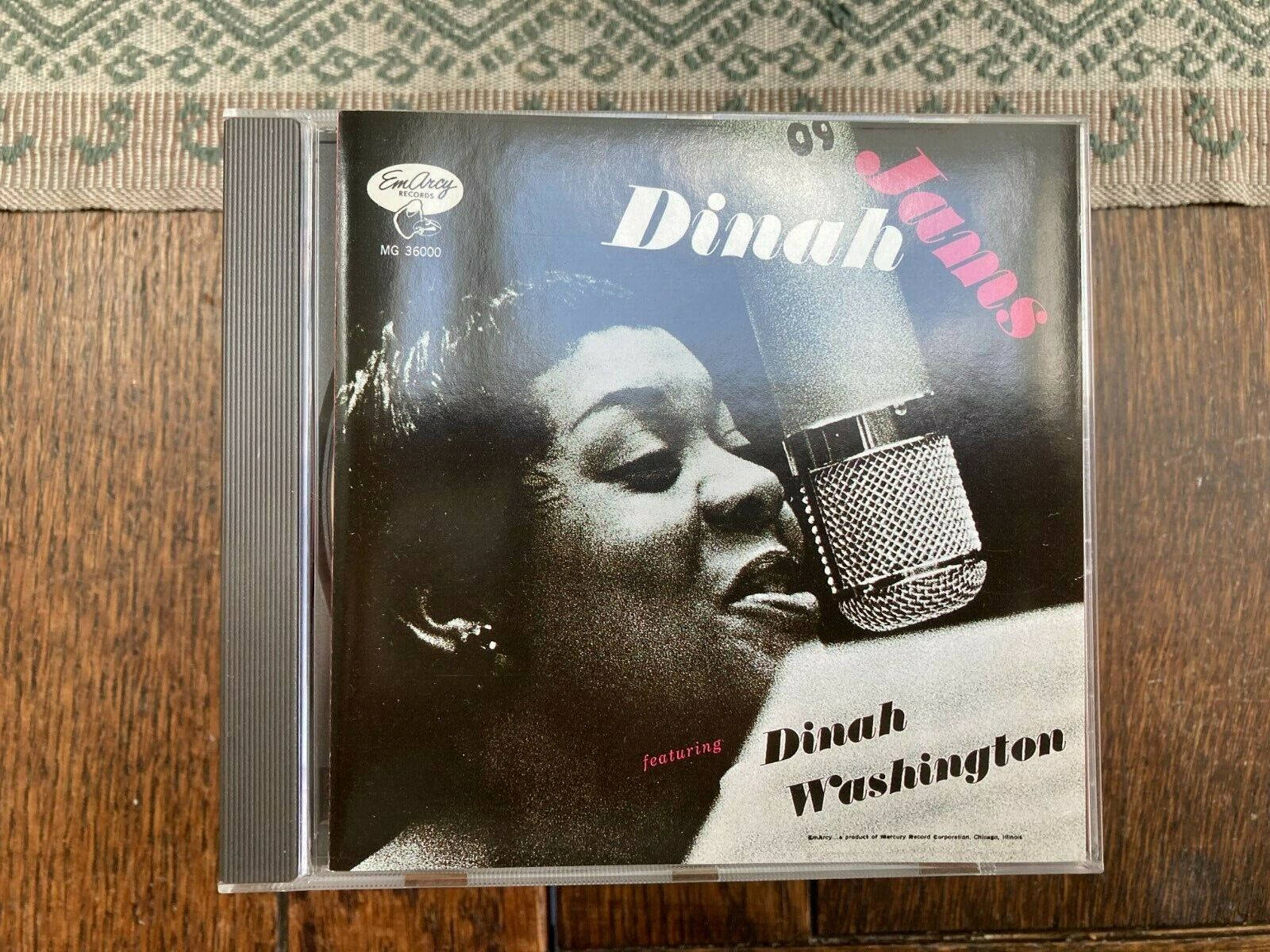Legend 桌布 壁紙 — 復古黑白CD封面，Dinah Washington在木桌上對著麥克風唱歌。