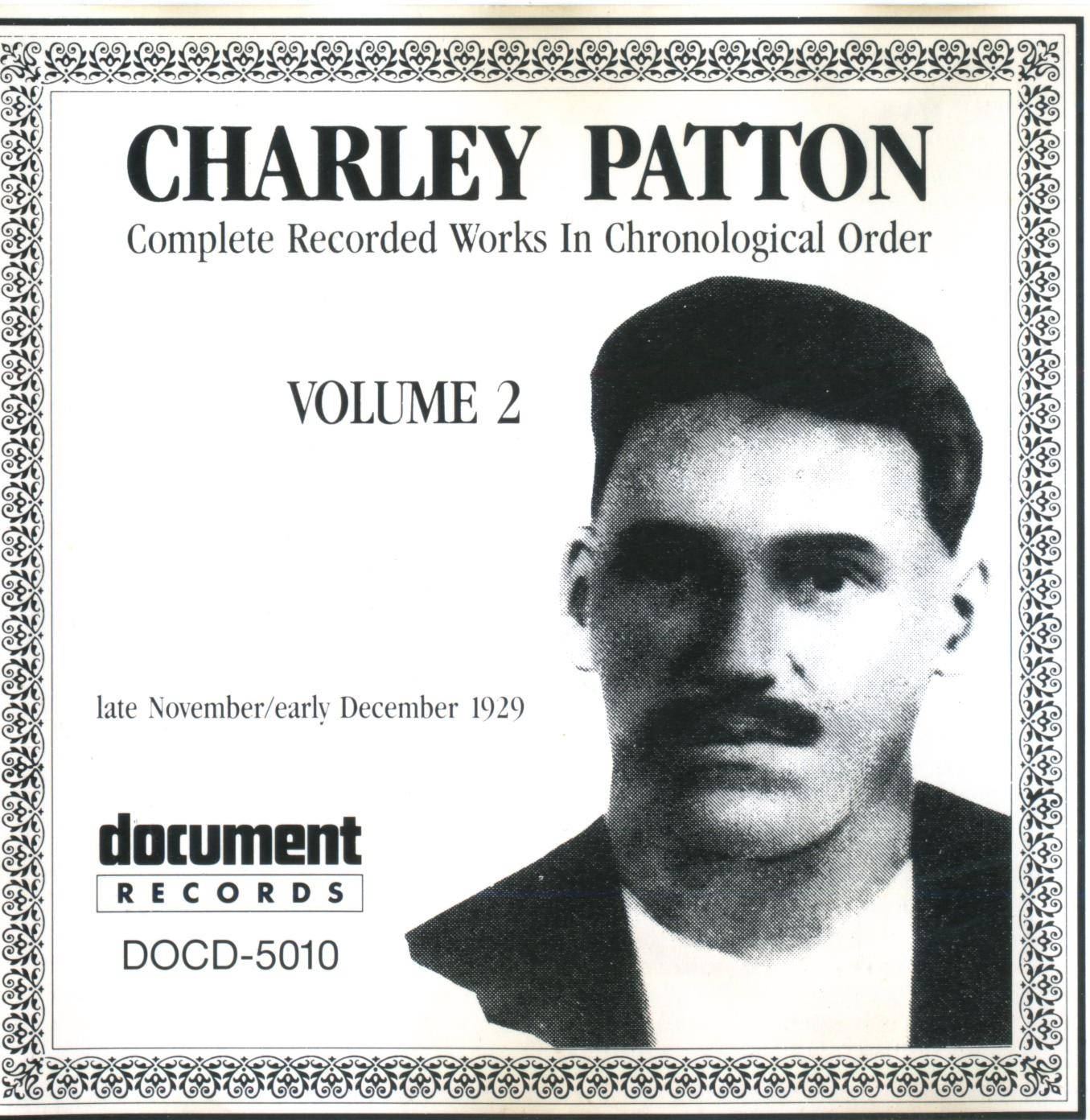黑白 桌布 壁紙 — 復古黑白專輯封面， featuring Charley Patton 的肖像，帶有華麗邊框和文字細節。
