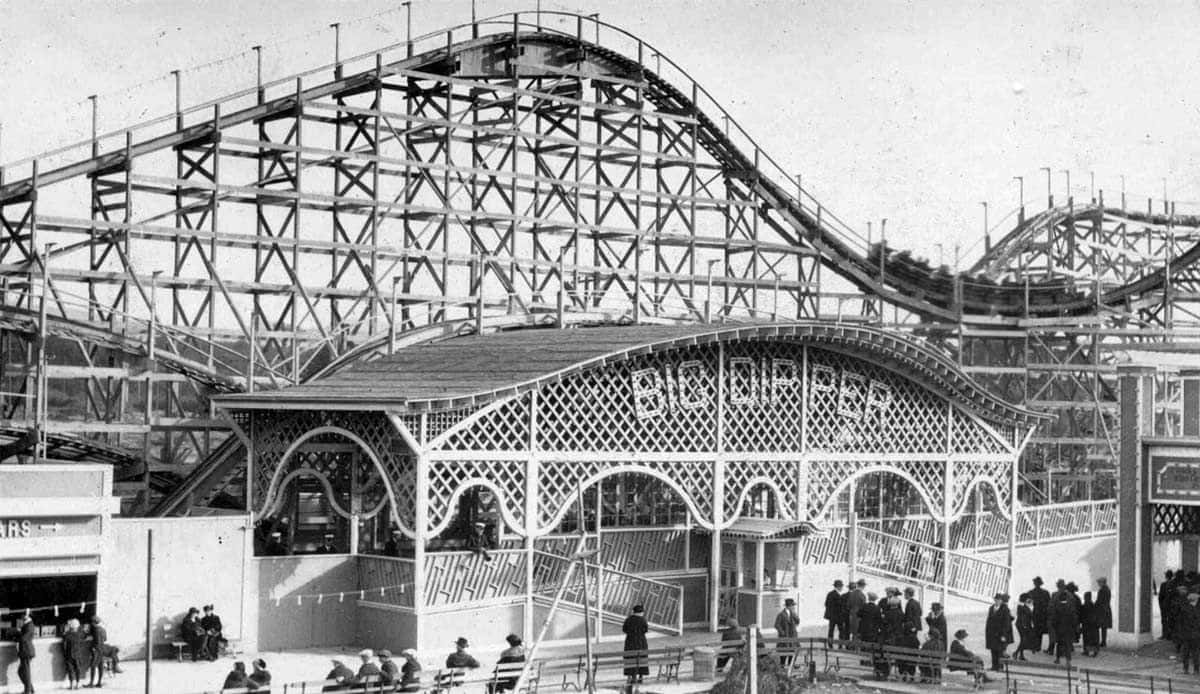 Six Flags 桌布 壁紙 — 復古黑白照片，木製雲霄飛車帶有「BIG DIPPER」標誌，人群聚集在其華麗入口處。