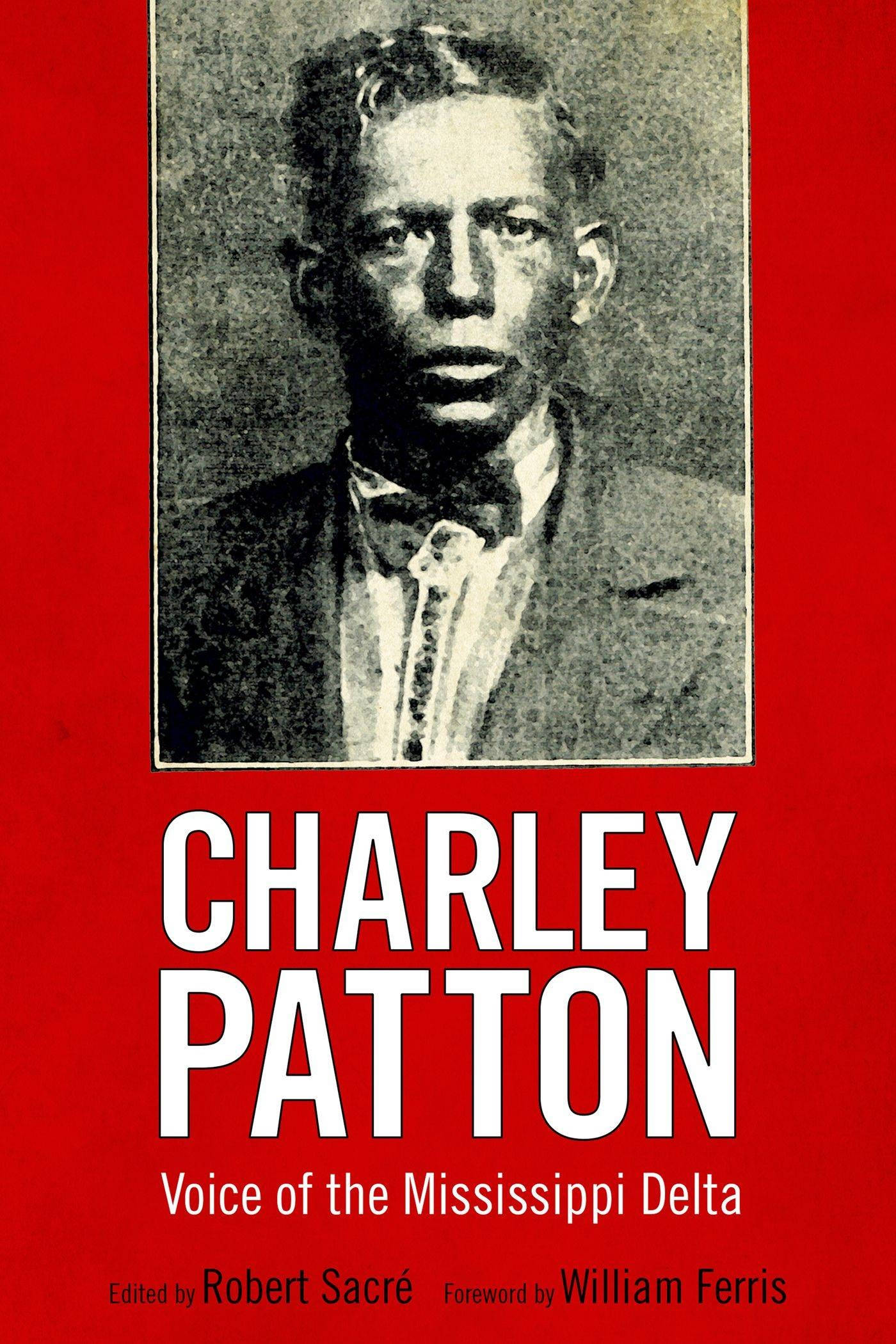 書本 桌布 壁紙 — 復古黑白肖像 Charley Patton，背景為大膽紅色，下方有粗體白色文字。