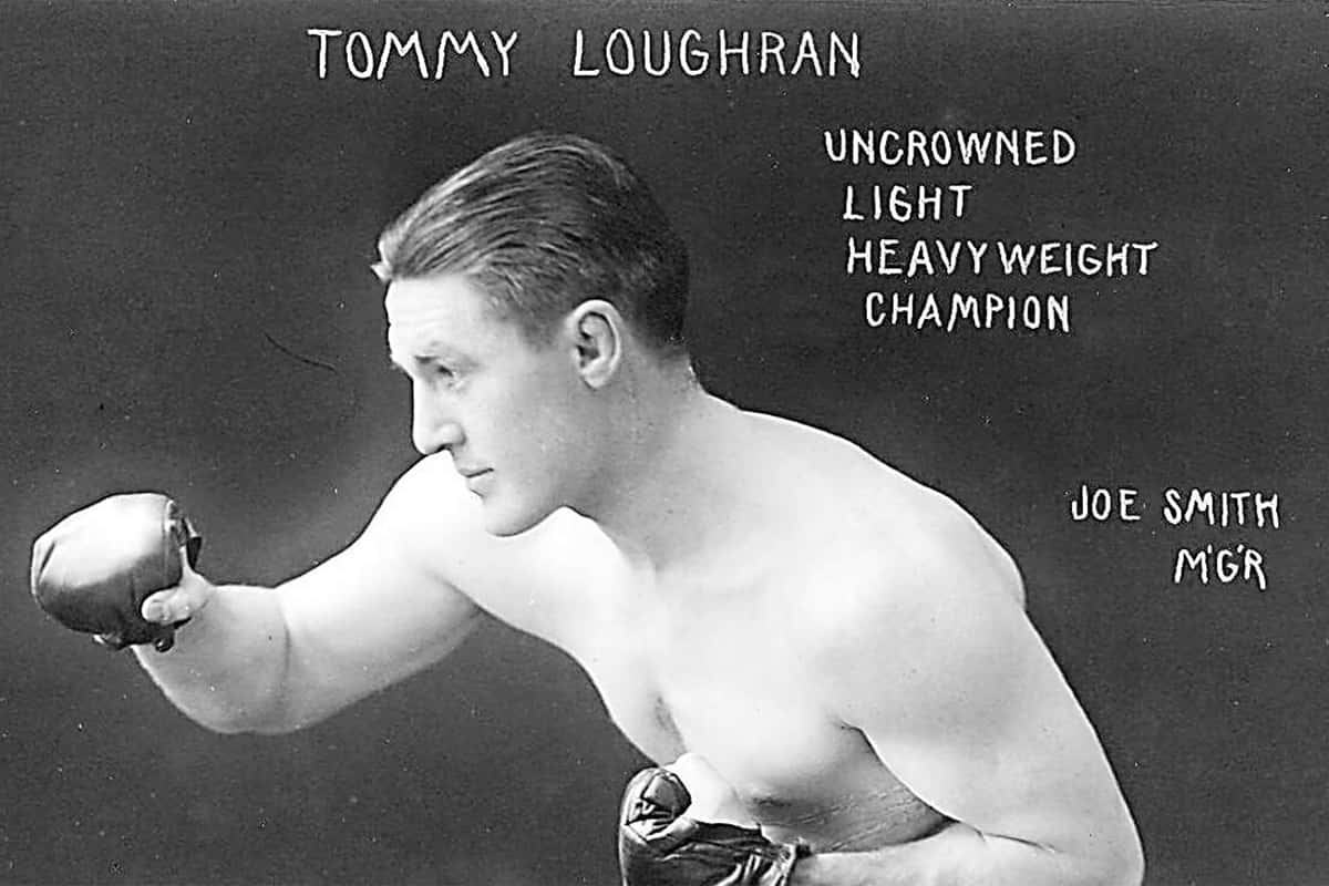 Man 桌布 壁紙 — 復古黑白肖像，拳擊手Tommy Loughran戴著手套以戰鬥姿勢站在深色背景前。