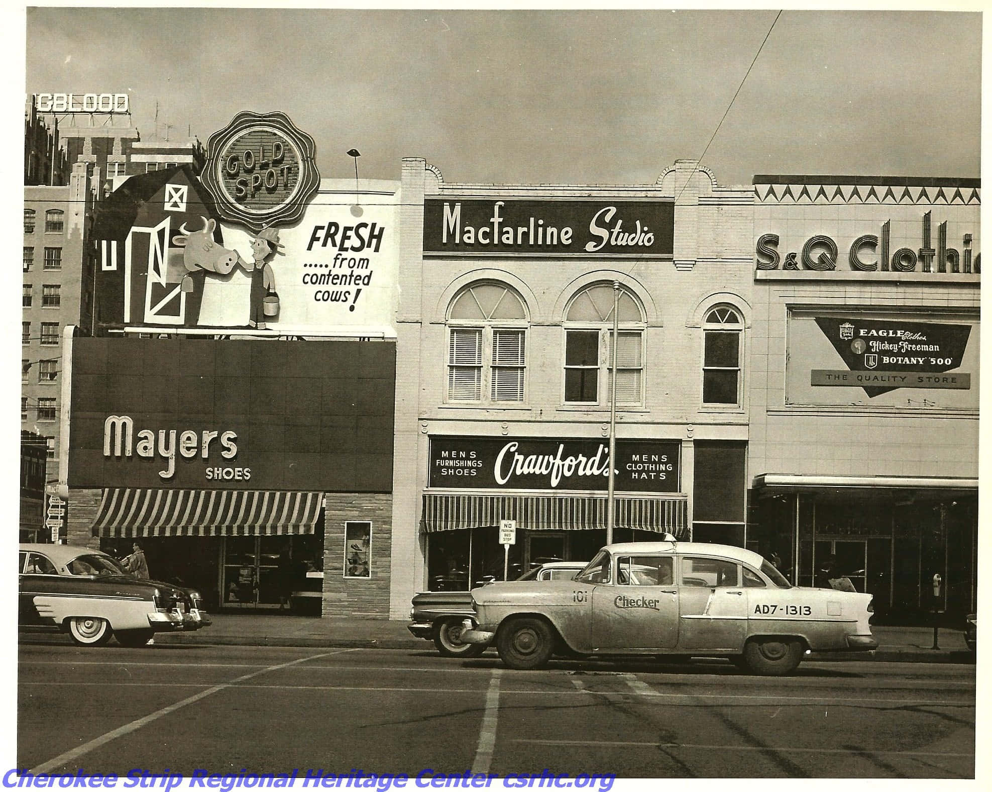 1950s 桌布 壁紙 — 復古黑白街景，經典汽車與復古店面，天空多雲。