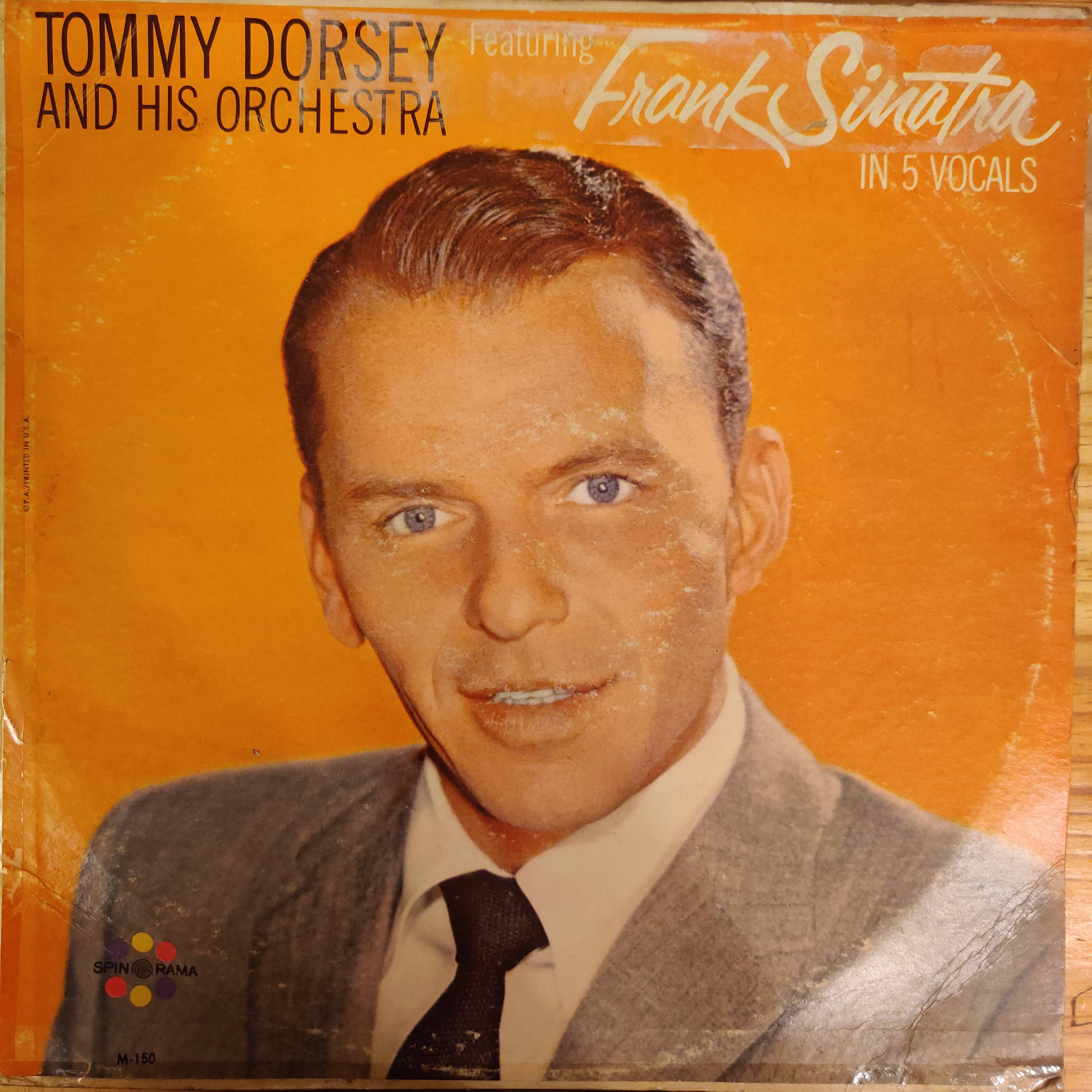 音樂 桌布 壁紙 — 復古黑膠唱片封套，Tommy Dorsey 身穿西裝，背景為溫暖的橙色，帶有明顯的磨損痕跡。