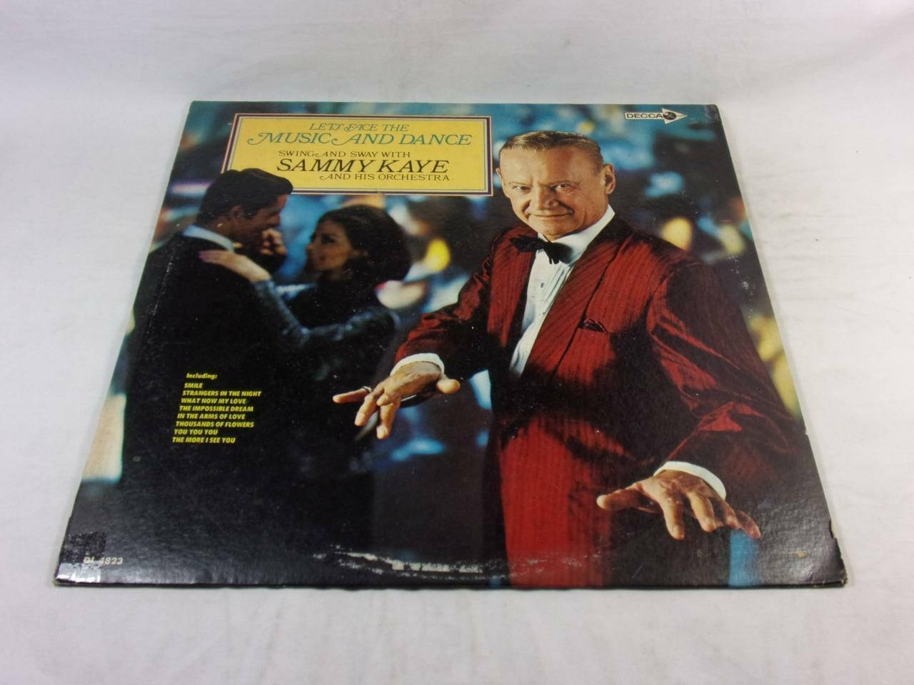 vinyl 桌布 壁紙 — 復古黑膠唱片封面，Sammy Kaye 身穿紅色燕尾服，在溫暖的舞台燈光下，以跳舞的情侶為背景，熱情地做手勢。