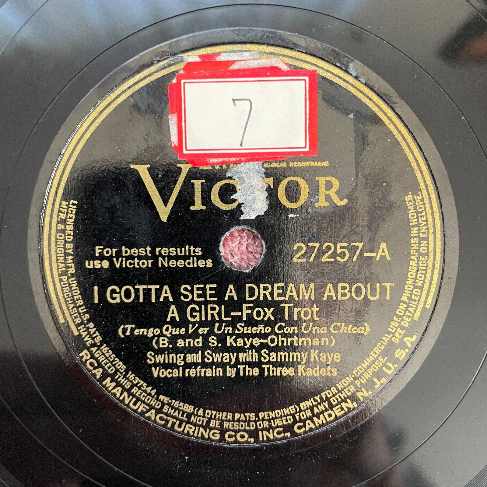 vinyl 桌布 壁紙 — 復古黑色 Victor 唱片標籤的特寫，帶有金色文字和紅色「7」貼紙。