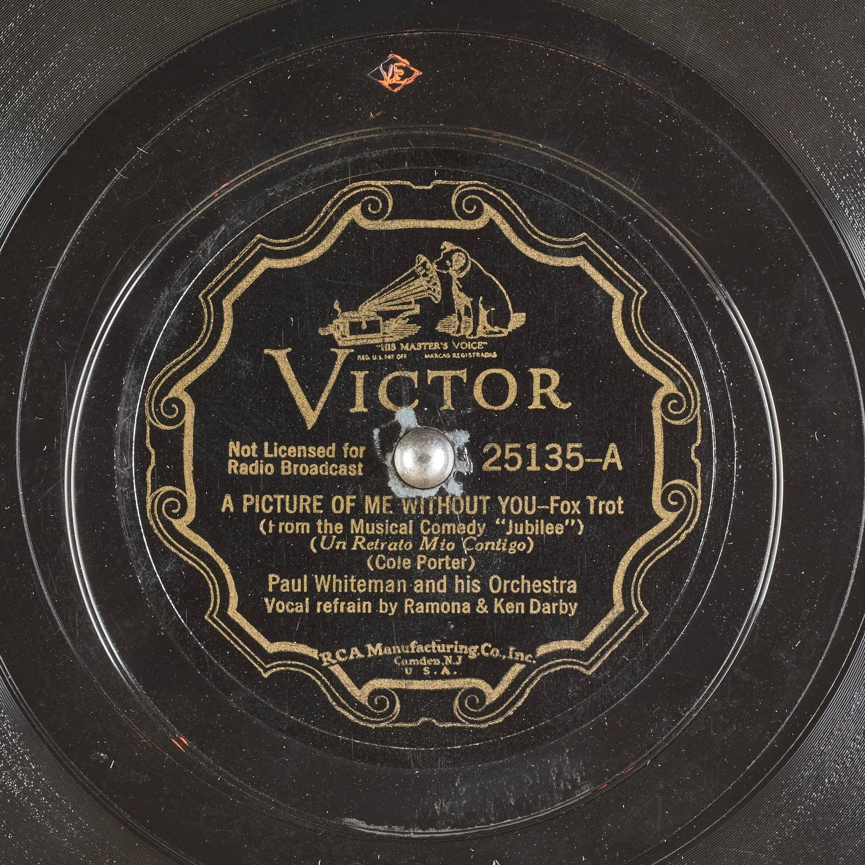 vinyl 桌布 壁紙 — 復古黑色Victor唱片標籤的特寫，帶有金色文字和華麗邊框，顯示歌曲標題和藝術家詳細資訊。