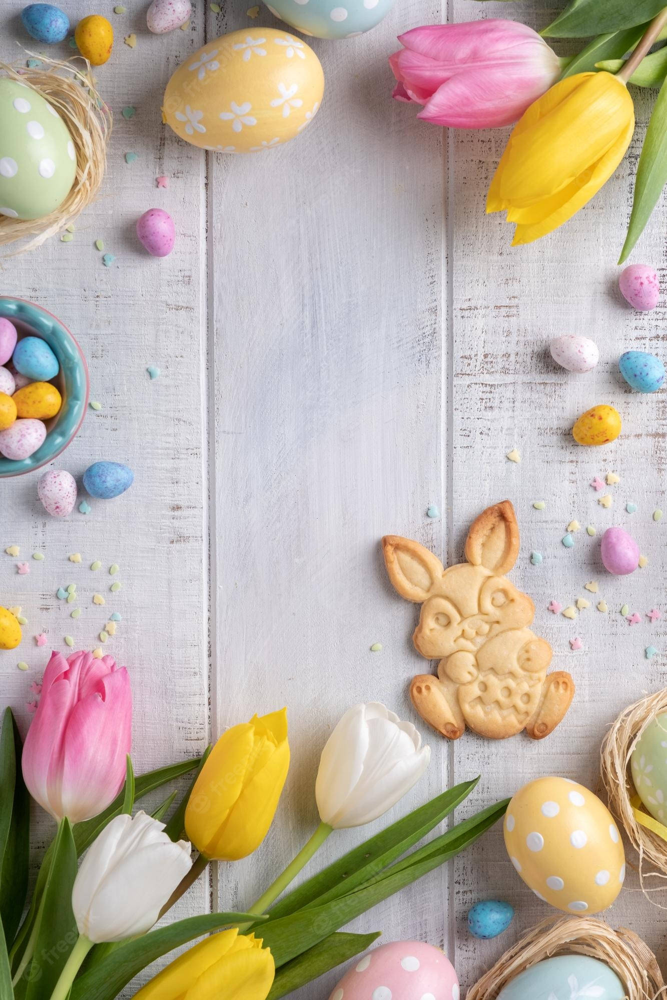 Aesthetic Easter 桌布 壁紙 — 復活節彩蛋、鬱金香和兔子餅乾放在質樸的白色木質表面上，並撒上彩色糖粒。