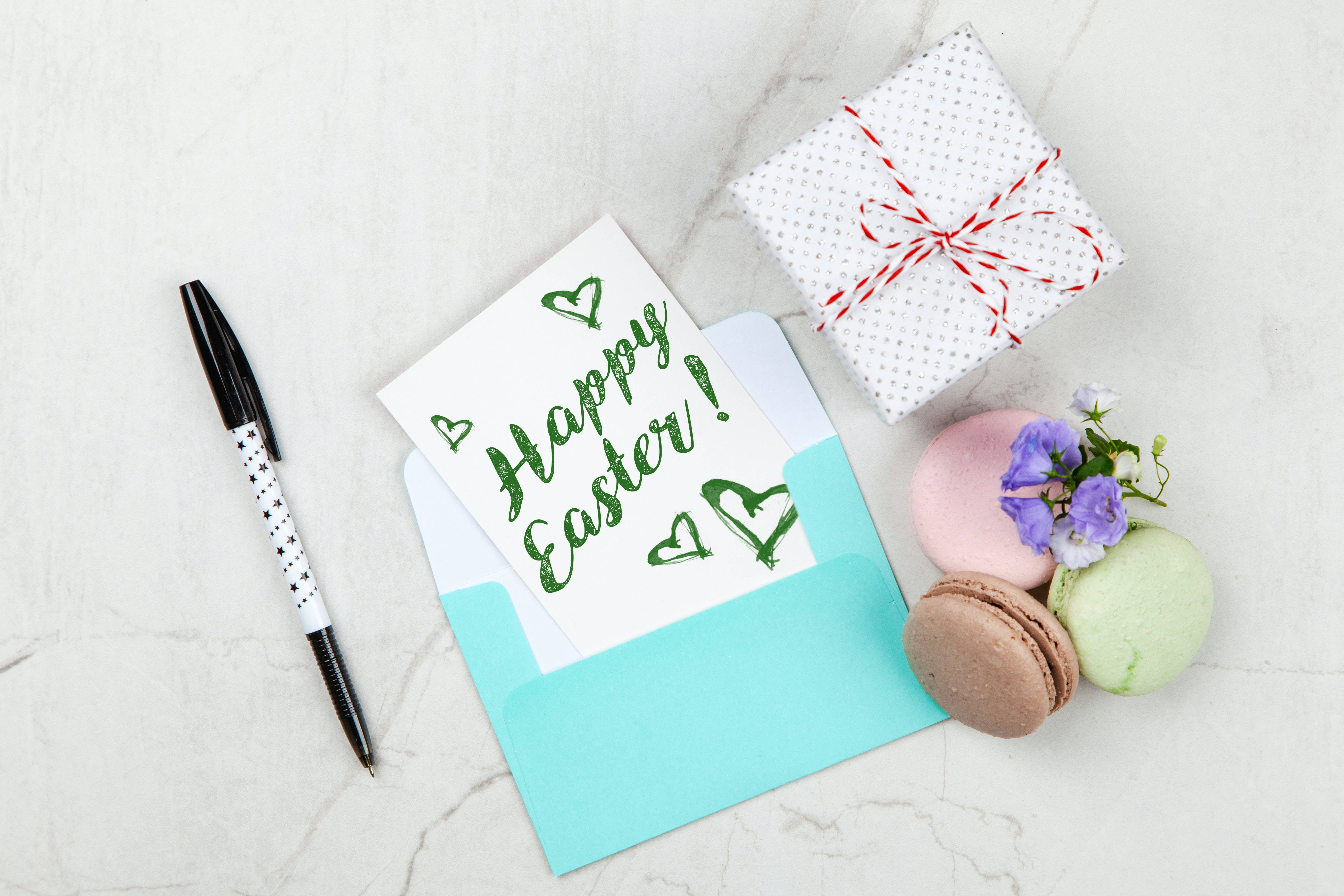 Happy Easter 桌布 壁紙 — 復活節賀卡馬卡龍和禮品盒在大理石表面上的平鋪擺放。