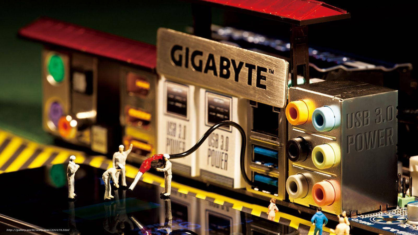Motherboard 桌布 壁紙 — 微型工人在由電腦主機板（帶有USB埠和電源連接器）建造的迷你加油站提供服務。