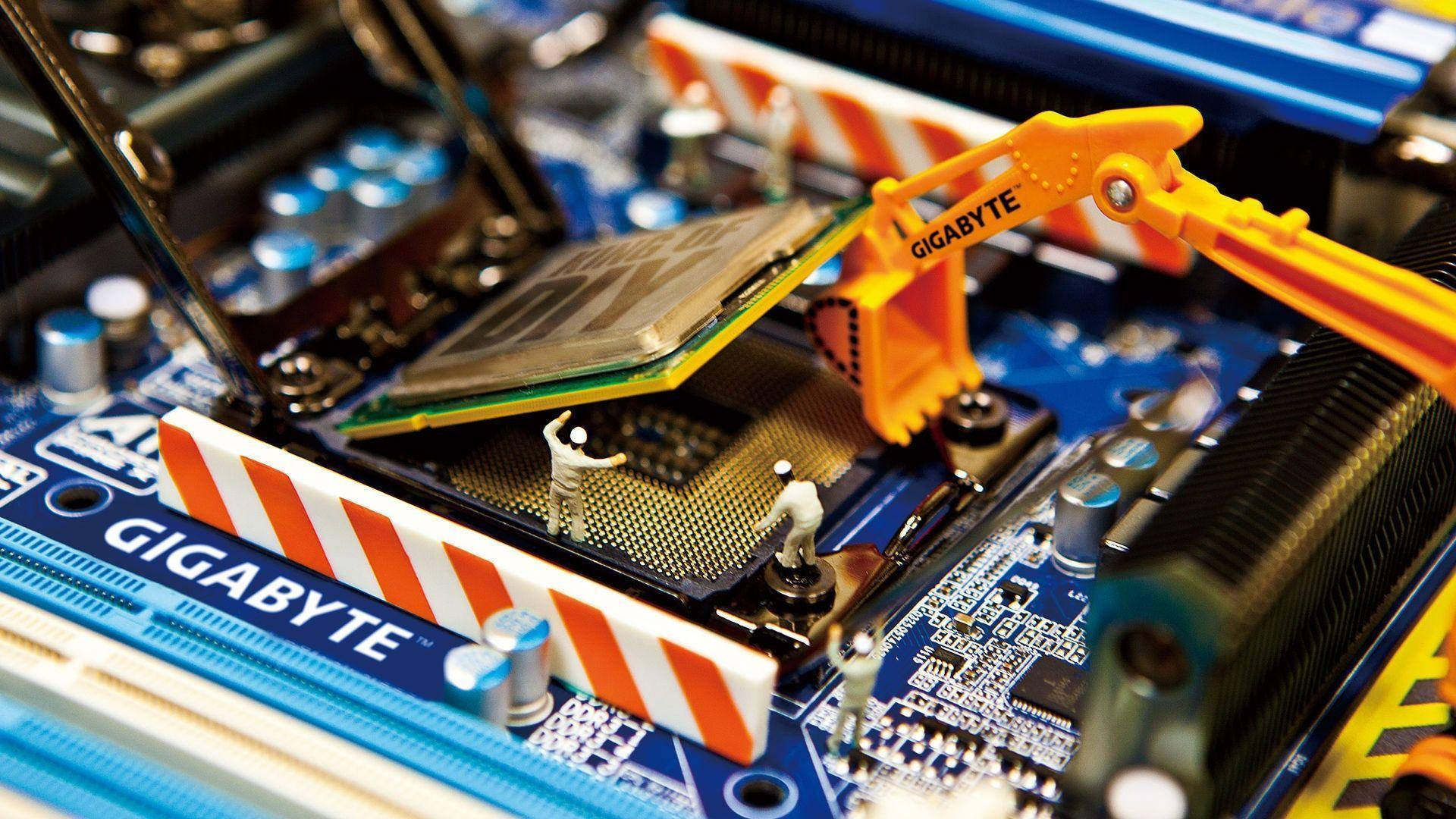 Motherboard 桌布 壁紙 — 微型建築工人和起重機在Gigabyte主機板上操作，像一個繁忙的科技工地。