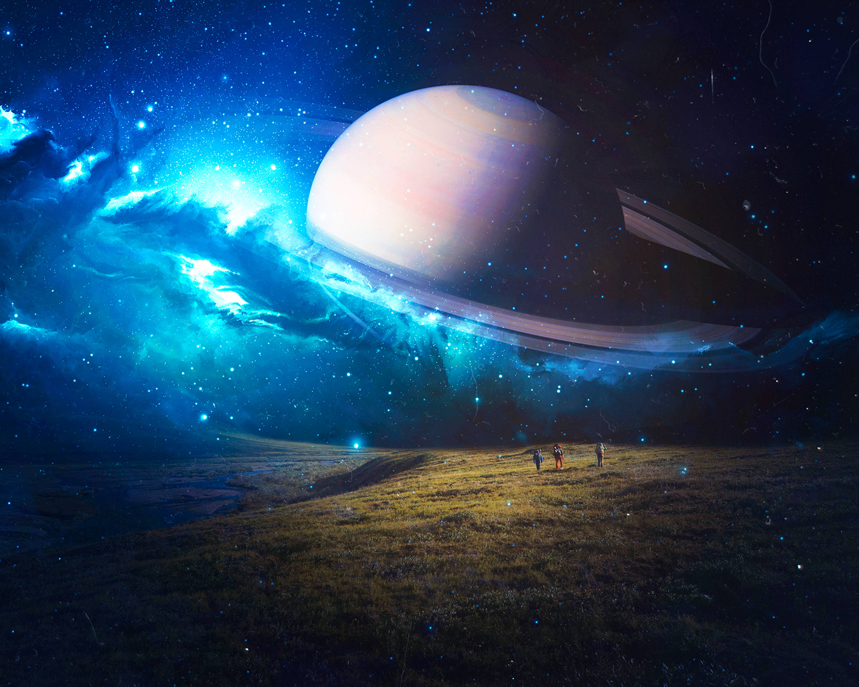 Stars 桌布 壁紙 — 微小的人物站在一片草地上，上方是巨大的土星，帶有發光的光環和鮮豔的宇宙星雲。