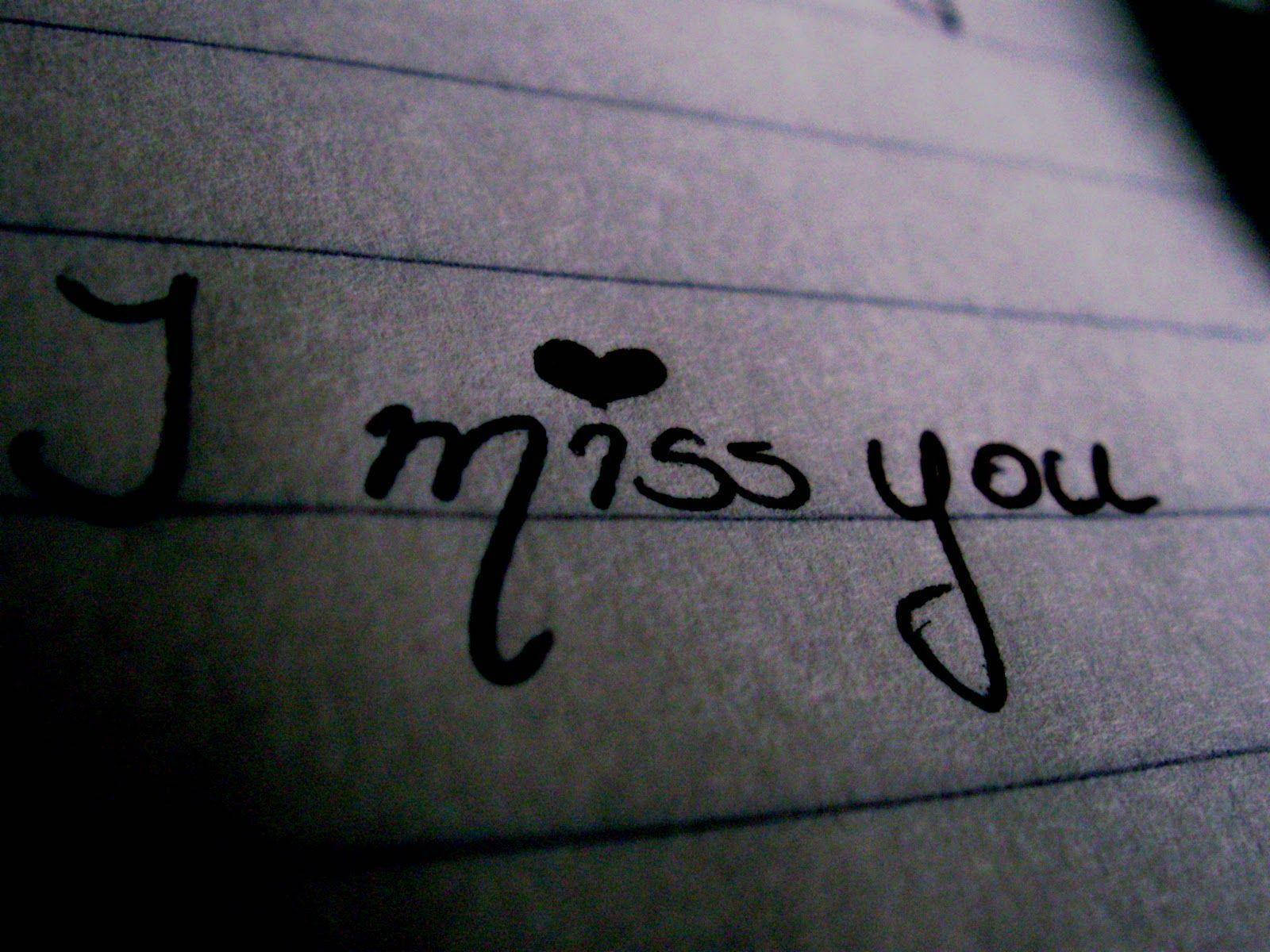 I Miss You 桌布 壁紙 — 微弱燈光下，橫線紙上手寫文字「I miss you」的特寫，字母「i」上方有一個心形。