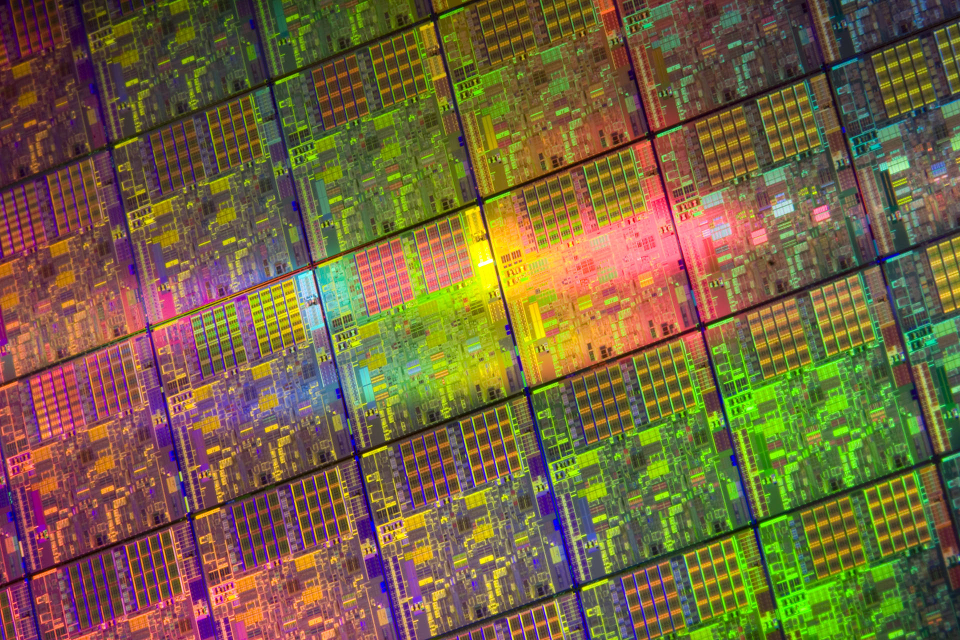 Processor 桌布 壁紙 — 微晶片晶圓的特寫，散發著霓虹綠、粉紅和黃色的電路圖案。