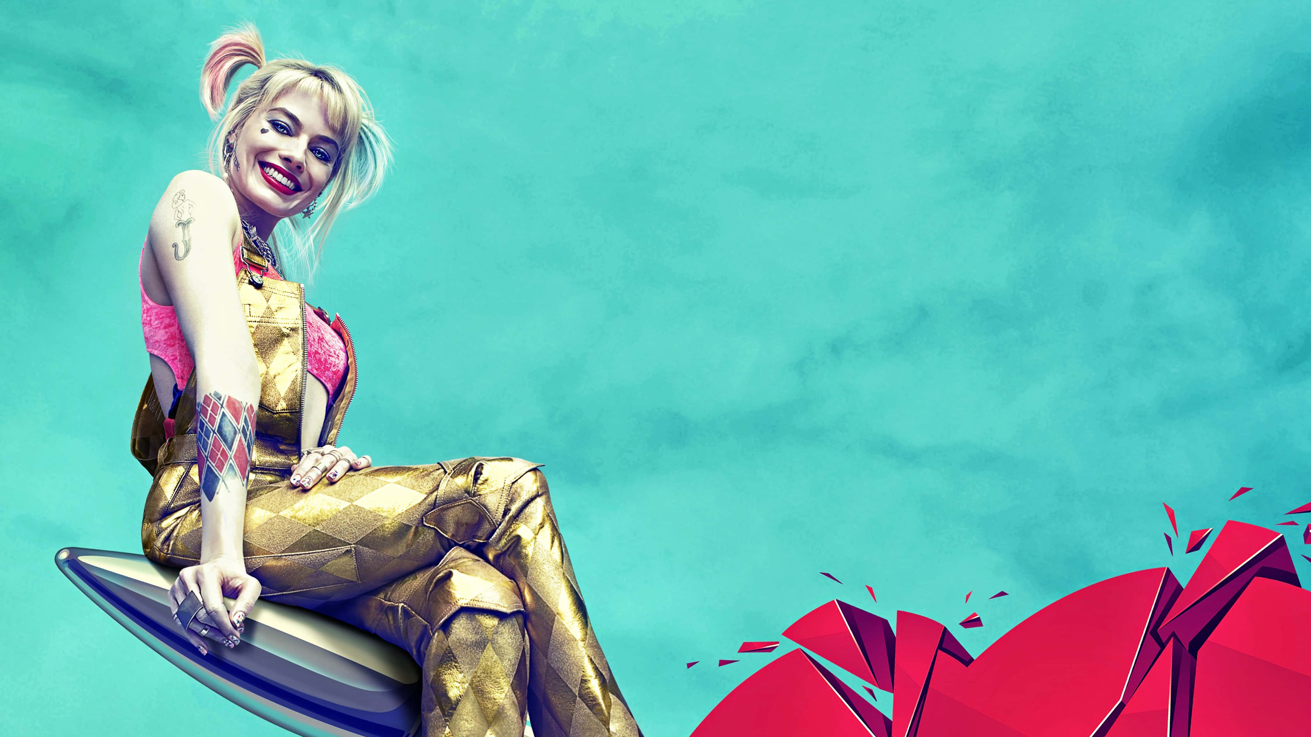 Margot Robbie Harley Quinn 桌布 壁紙 — 微笑的哈莉·奎茵穿著金色菱形圖案連身衣，坐在衝浪板上，背景是青綠色的天空和一個破碎的紅心。