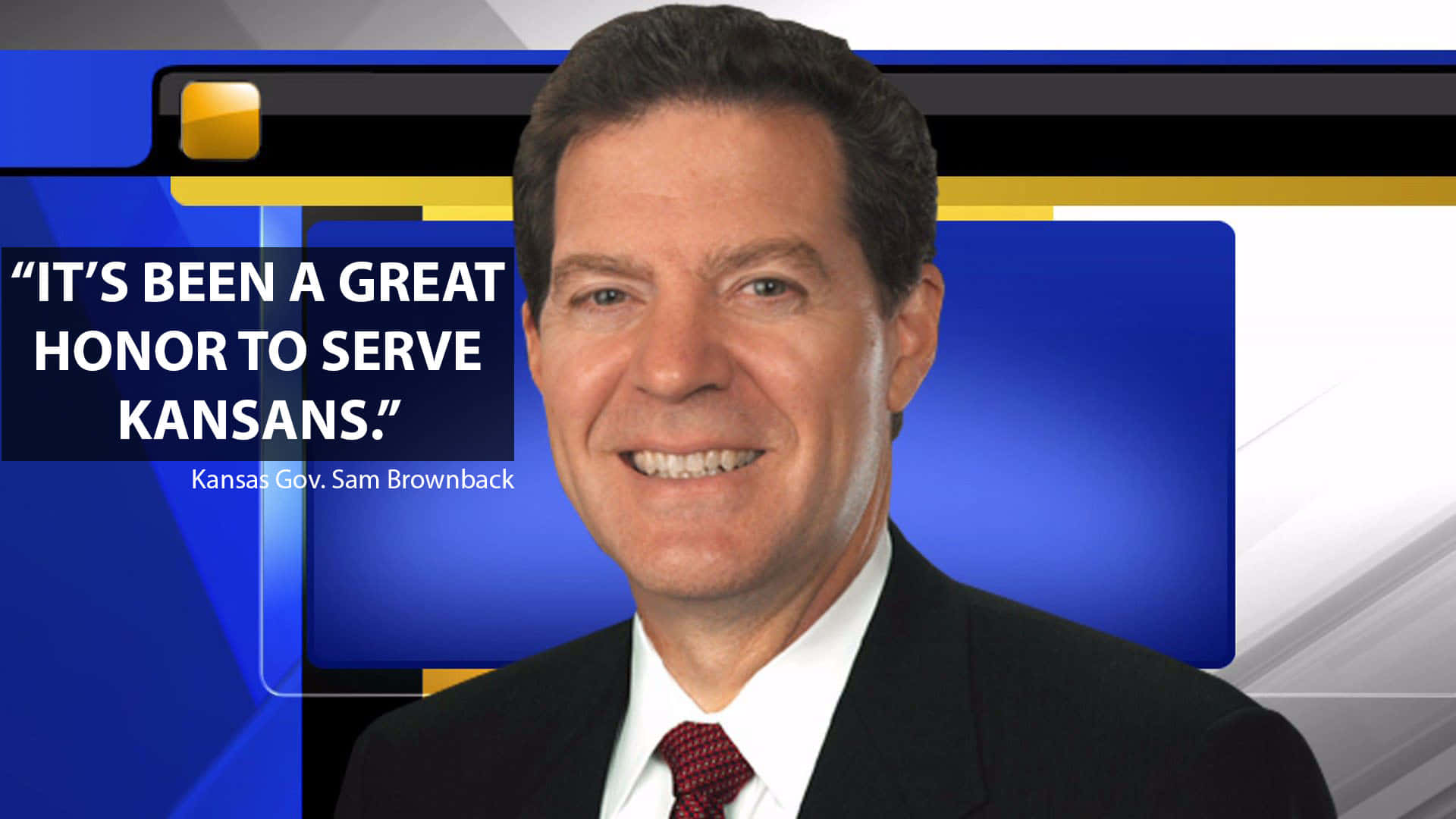 政治 桌布 壁紙 — 微笑的堪薩斯州州長 Sam Brownback 身穿西裝打領帶，背景為藍黃色新聞圖像的肖像。