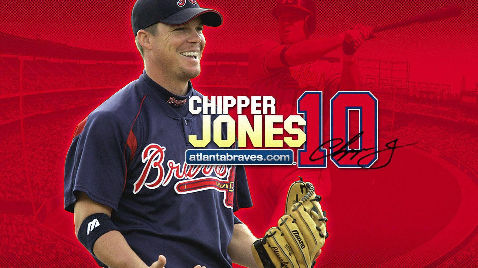 Braves 桌布 壁紙 — 微笑的棒球選手Chipper Jones身穿勇士隊制服，戴著手套，背景是充滿活力的紅色球場。