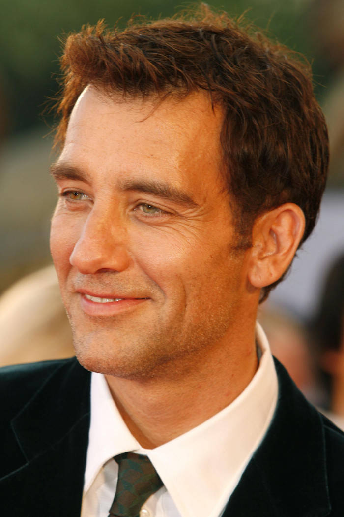 Celebrity 桌布 壁紙 — 微笑的棕髮男人近距離肖像，穿著深色天鵝絨西裝和圖案領帶。