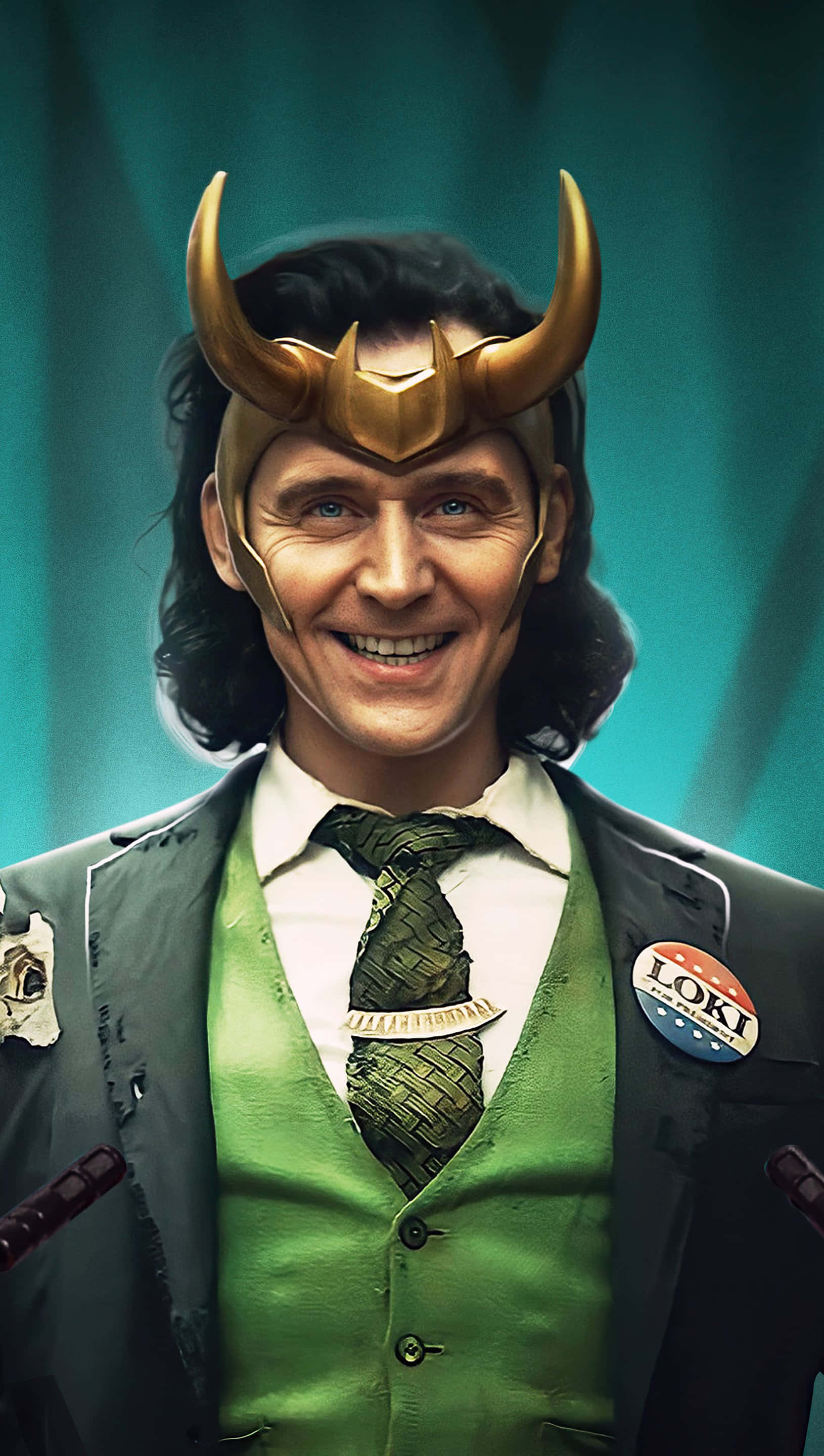 Marvel Loki 桌布 壁紙 — 微笑的洛基穿著綠色背心和帶角頭盔，在青綠色背景上佩戴著「LOKI」競選徽章。