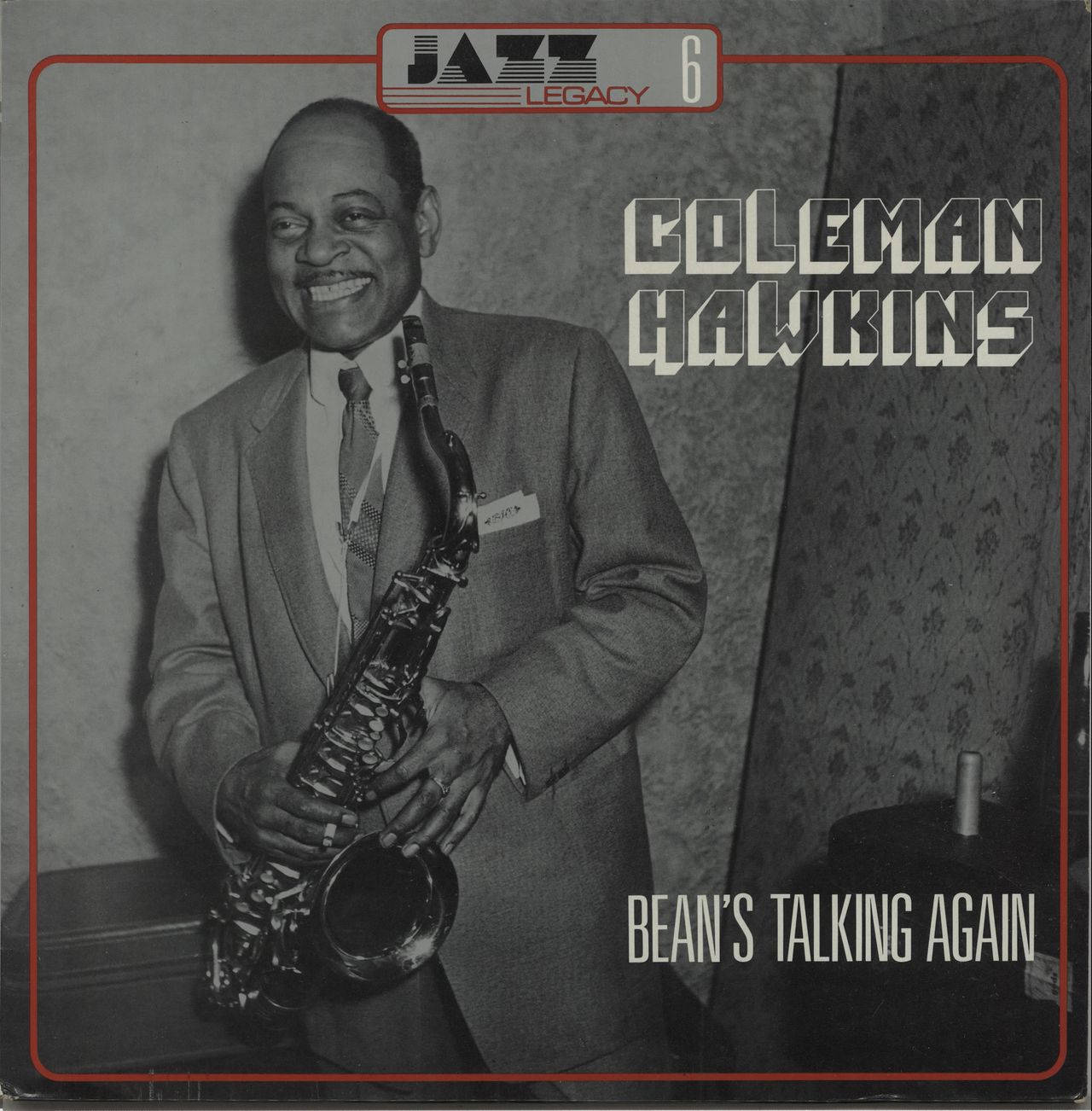 band 桌布 壁紙 — 微笑的爵士樂傳奇Coleman Hawkins在復古專輯封面肖像中拿著他的薩克斯風。