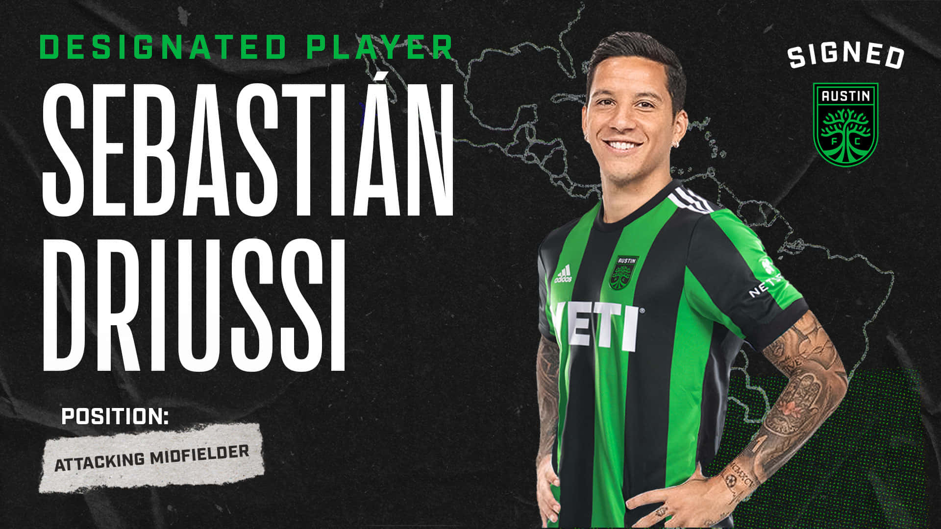 足球 桌布 壁紙 — 微笑的足球員 Sebastián Driussi 身穿綠色和黑色條紋球衣，在深色地圖背景和球隊品牌前自信地擺姿勢。