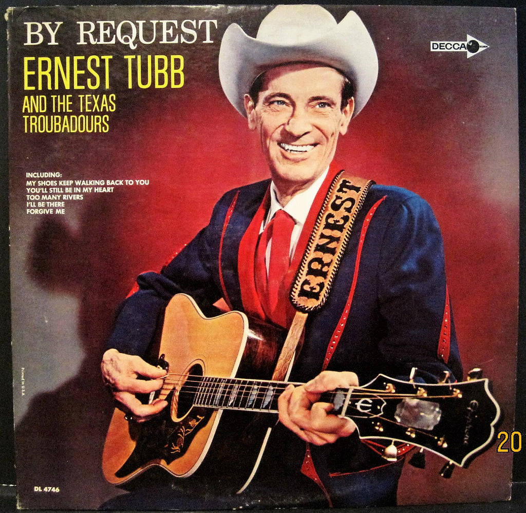 Singer 桌布 壁紙 — 微笑的鄉村歌手Ernest Tubb戴著牛仔帽和藍色西裝，在深紅色背景前彈奏原聲吉他。