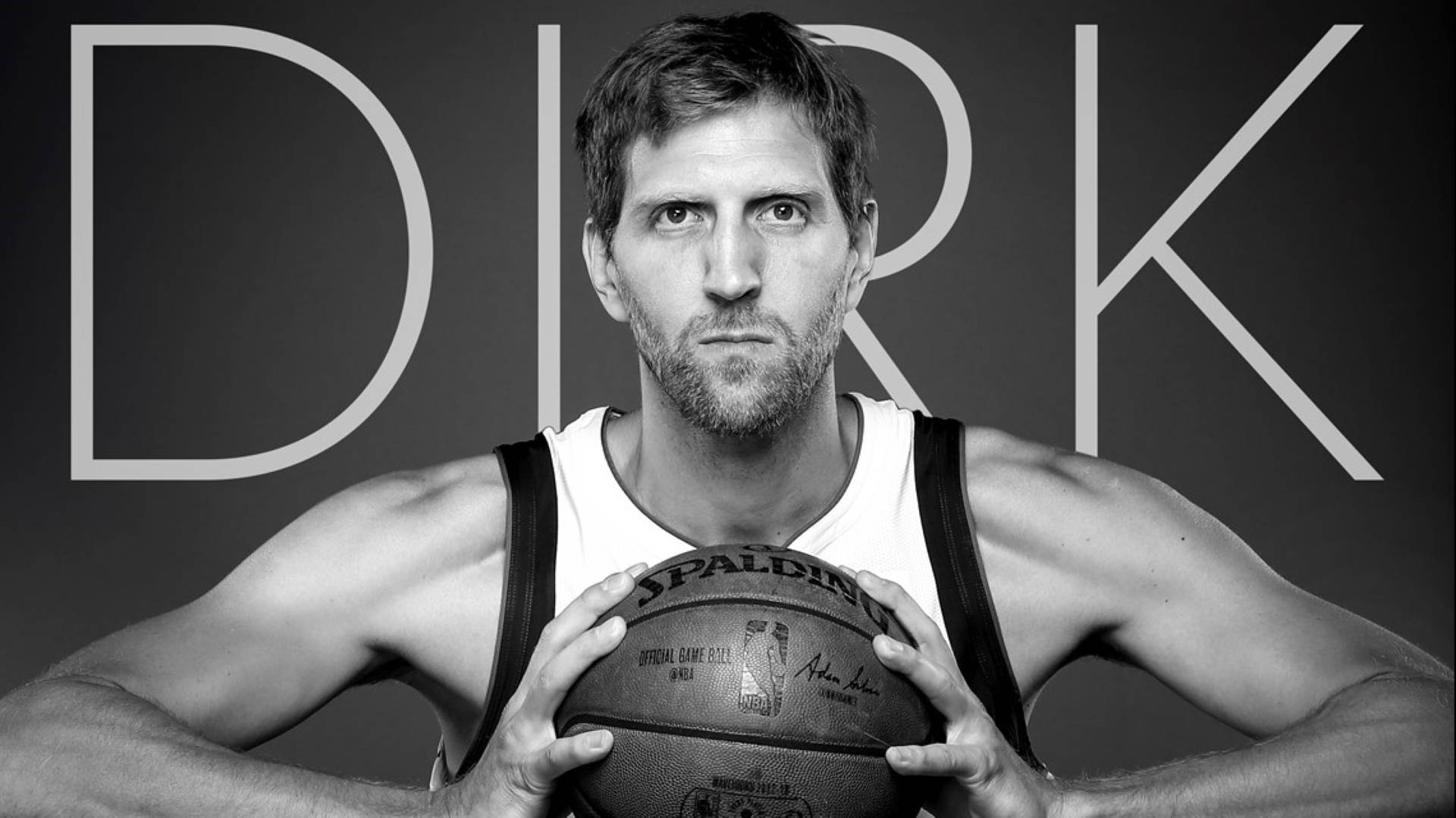 Dirk Nowitzki 桌布 壁紙 — 德克·諾維茨基手持籃球的黑白肖像，背後有他的名字大字母。