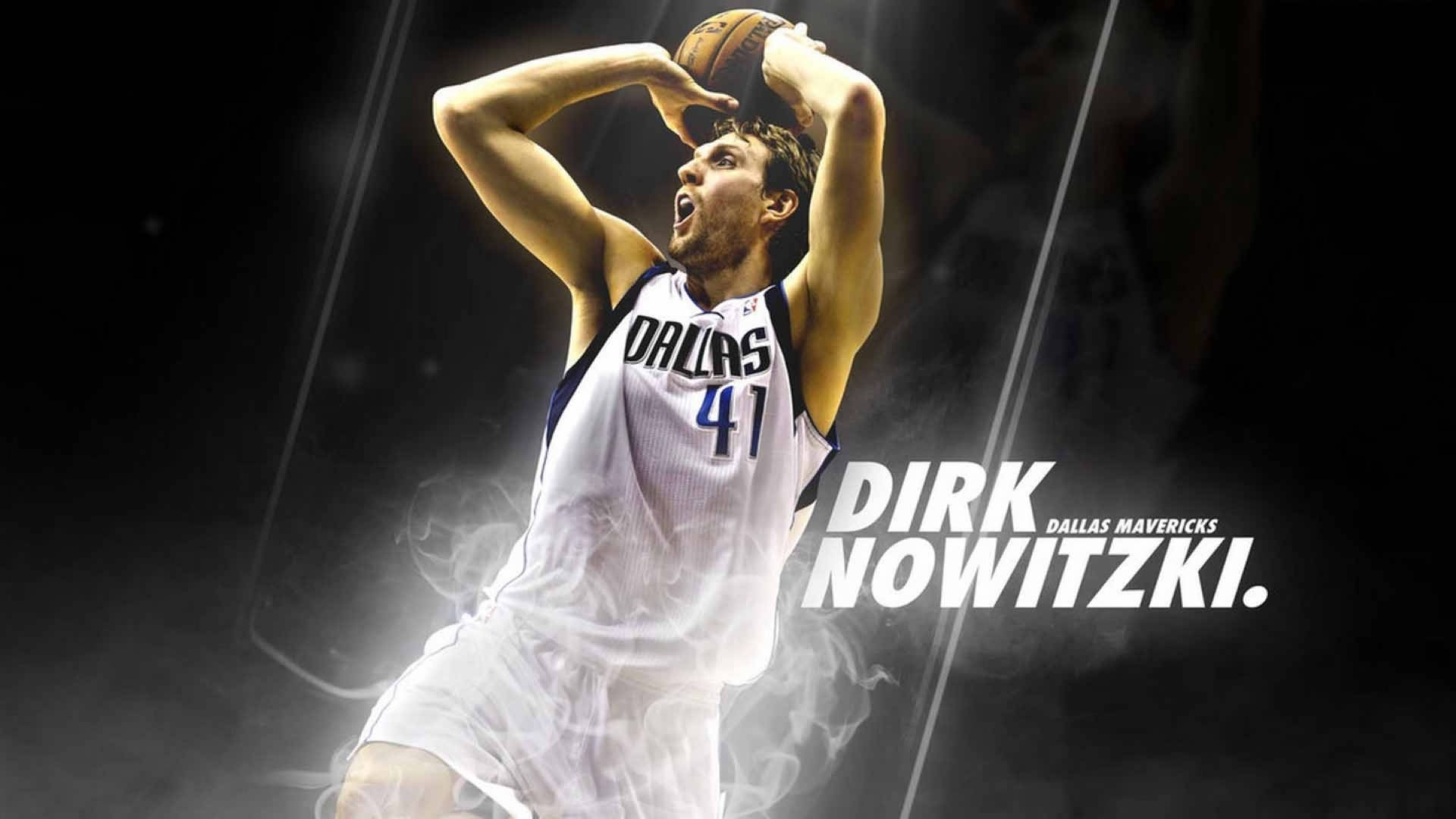 Dirk Nowitzki 桌布 壁紙 — 德克·諾維茨基身穿白色達拉斯獨行俠球衣，在黑暗煙霧背景和戲劇性燈光下跳起投籃。