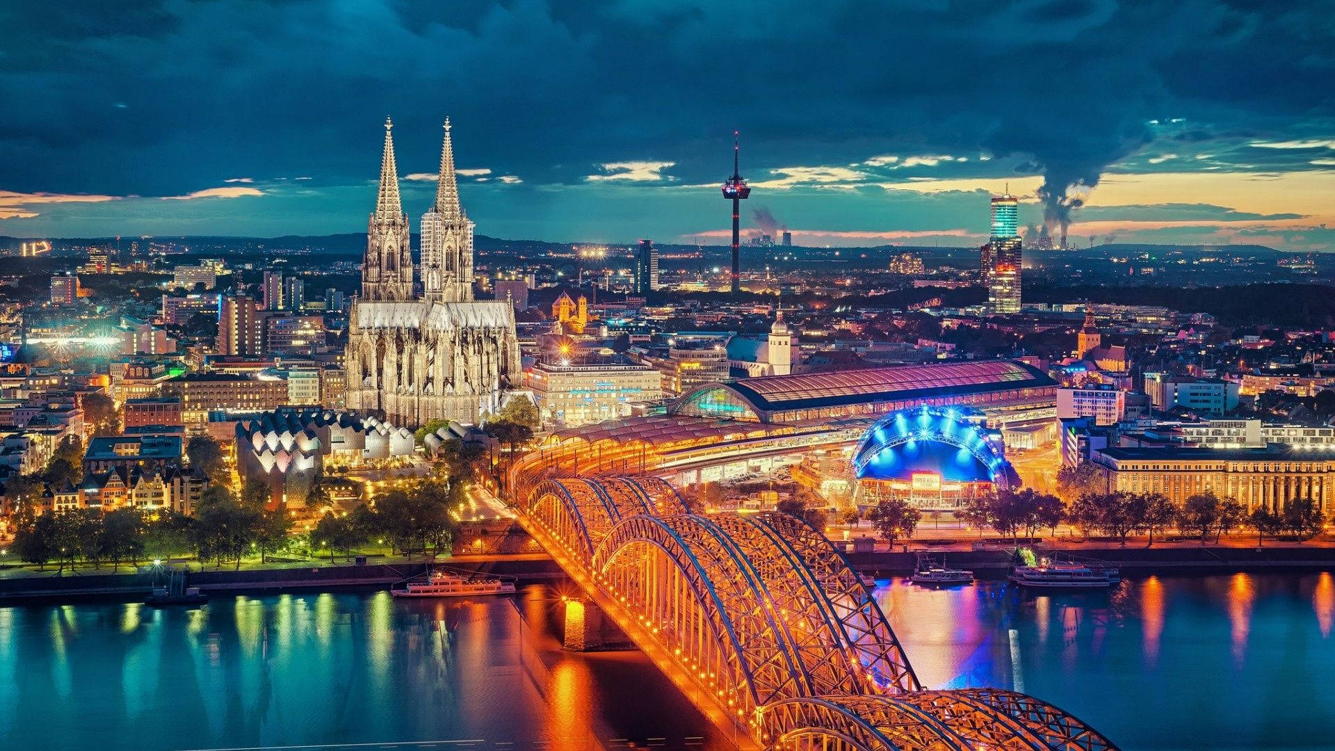 Europe 桌布 壁紙 — 德國科隆的壯麗暮色景觀，展示了萊茵河上燈火通明的大教堂和霍亨索倫橋。