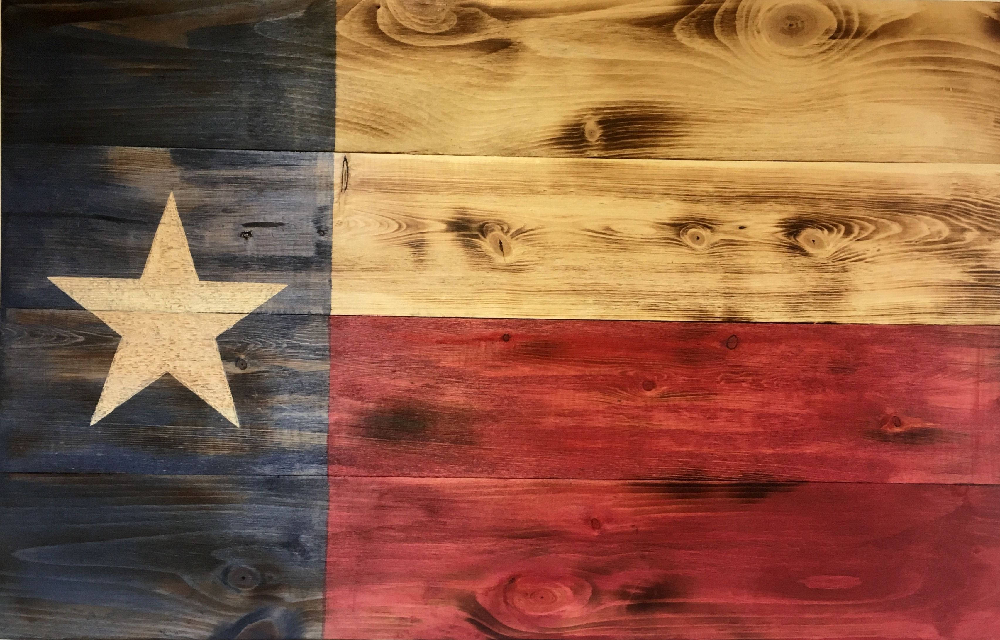 Texas Flag 桌布 壁紙 — 德州旗幟繪製在風化的木板上，木紋和節疤清晰可見。