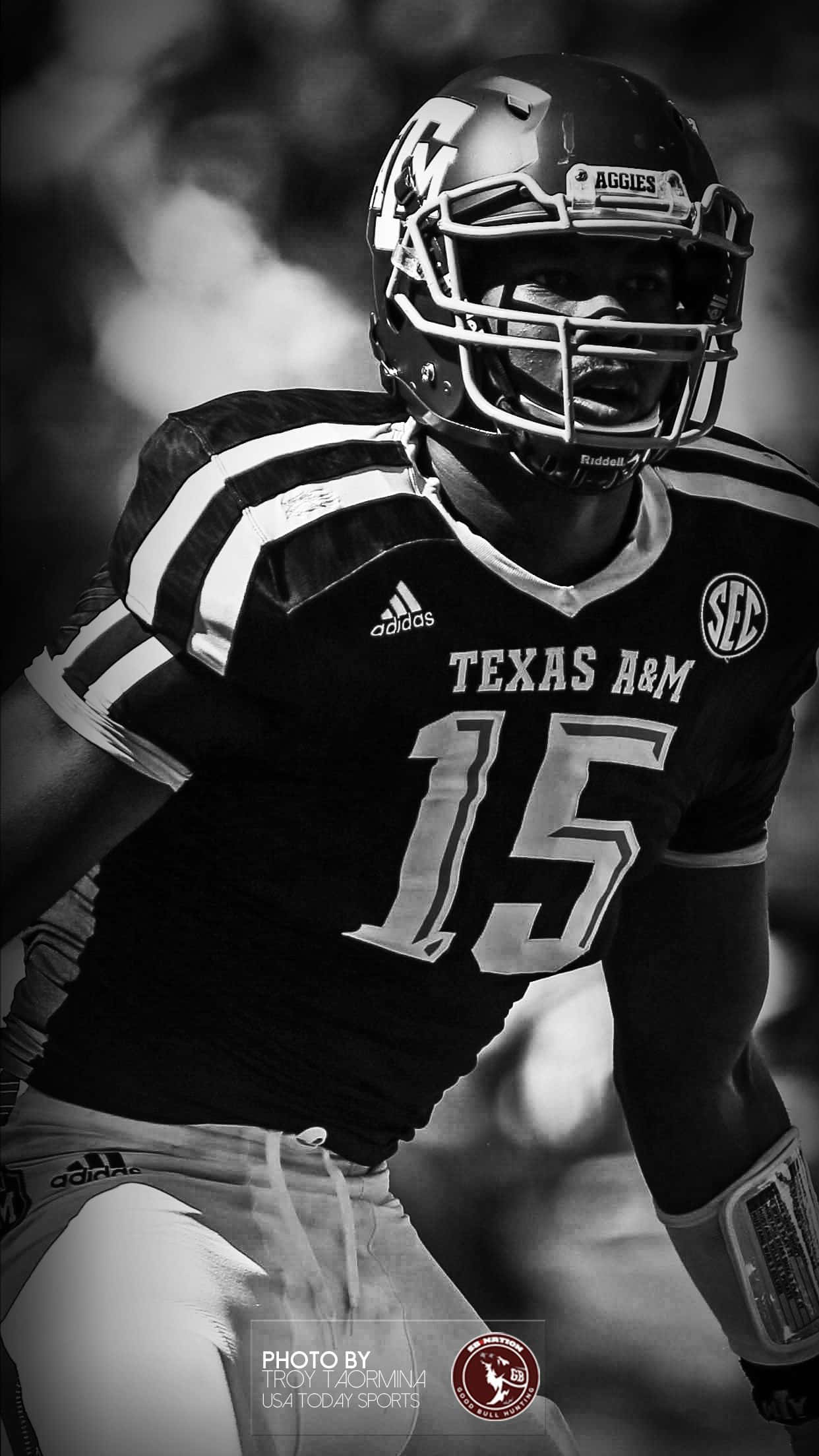 Football Player 桌布 壁紙 — 德州農工大學美式足球員15號的黑白近距離動作特寫。