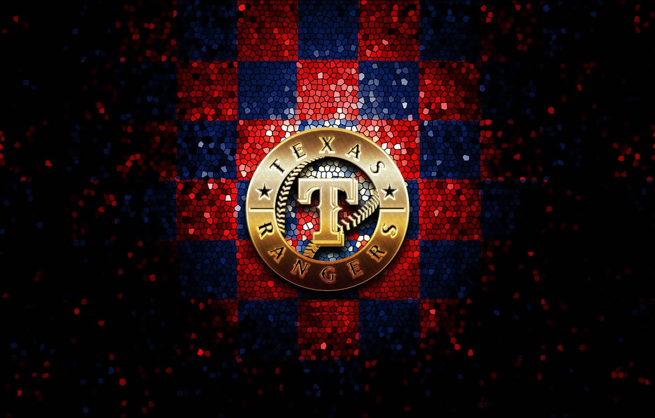 Texas Rangers 桌布 壁紙 — 德州遊騎兵棒球隊標誌在紅藍格子馬賽克背景上閃耀金色光芒，並帶有閃爍粒子。