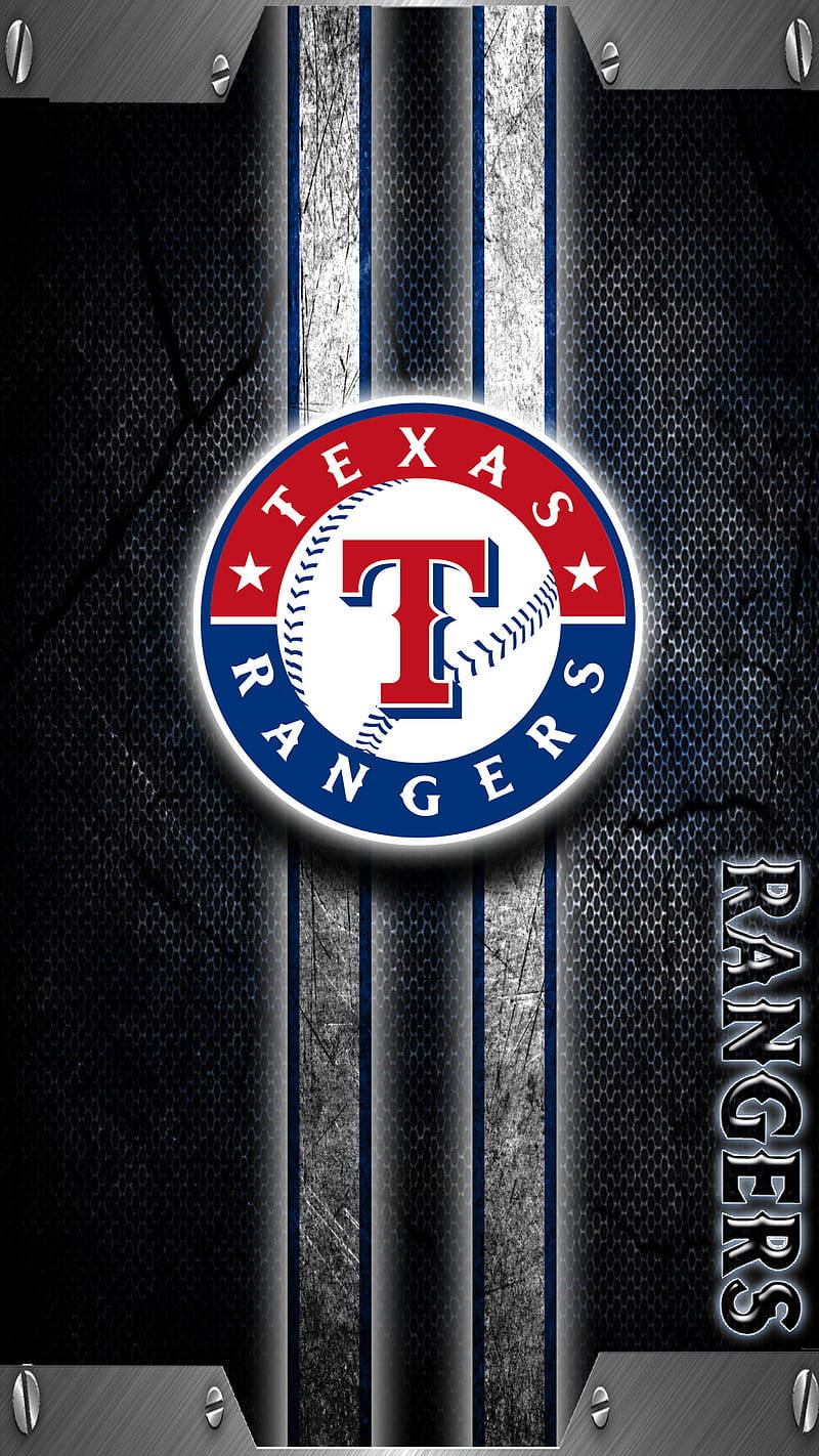Texas Rangers 桌布 壁紙 — 德州遊騎兵棒球隊標誌居中，置於帶有垂直條紋和金屬質感的深色紋理背景上。