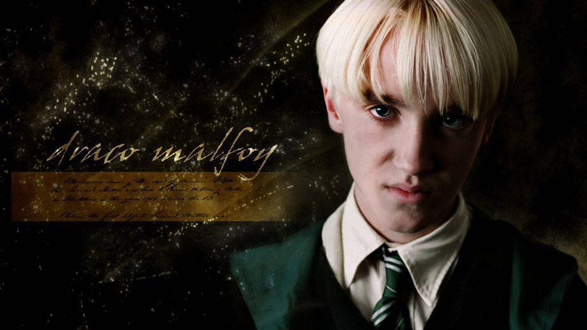 draco 桌布 壁紙 — 德拉科·馬爾福身穿史萊哲林制服的近距離肖像，背景為深色紋理並帶有金色文字。