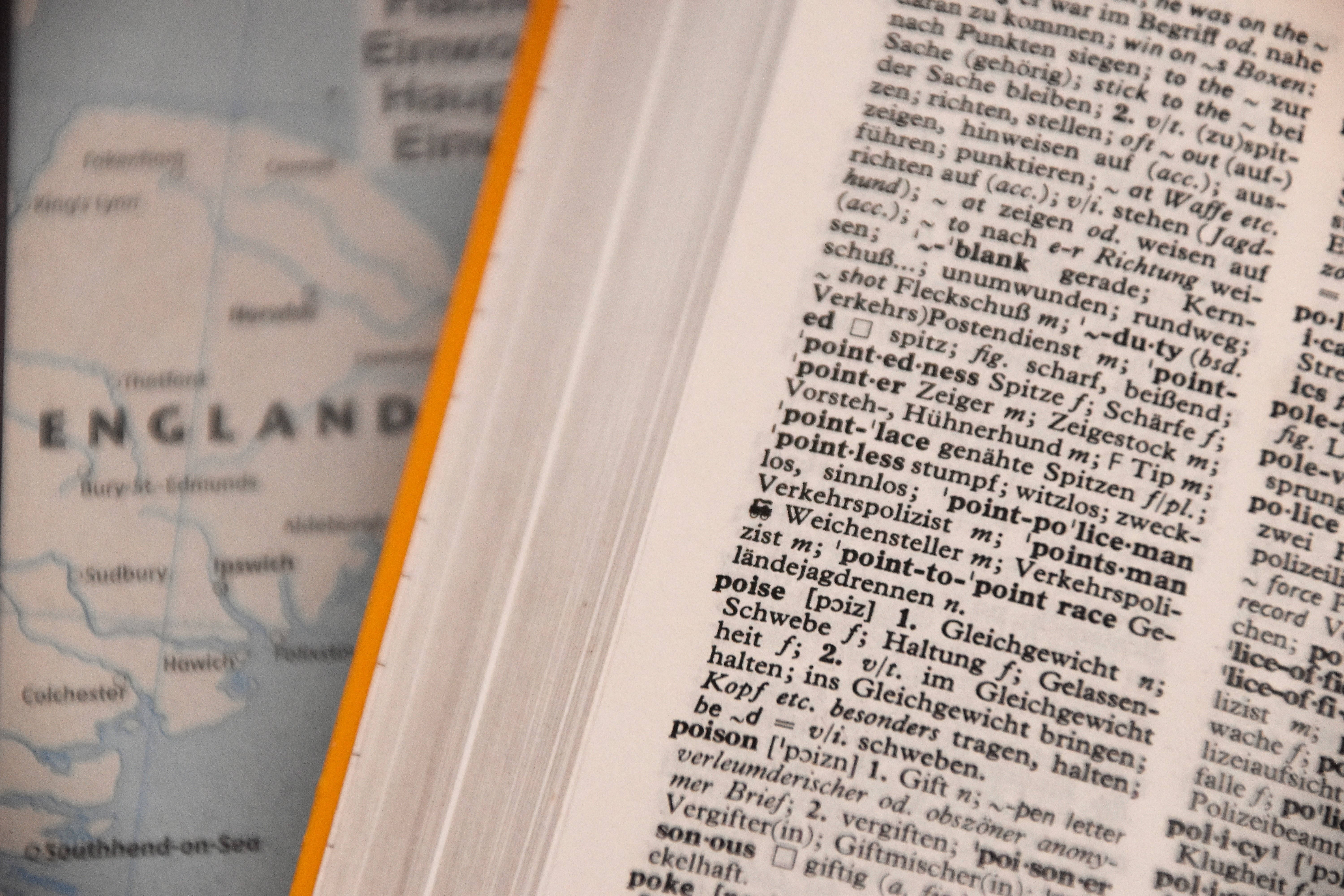 Dictionary 桌布 壁紙 — 德文字典頁面特寫，'英格蘭'被凸顯，放在英國地圖上。