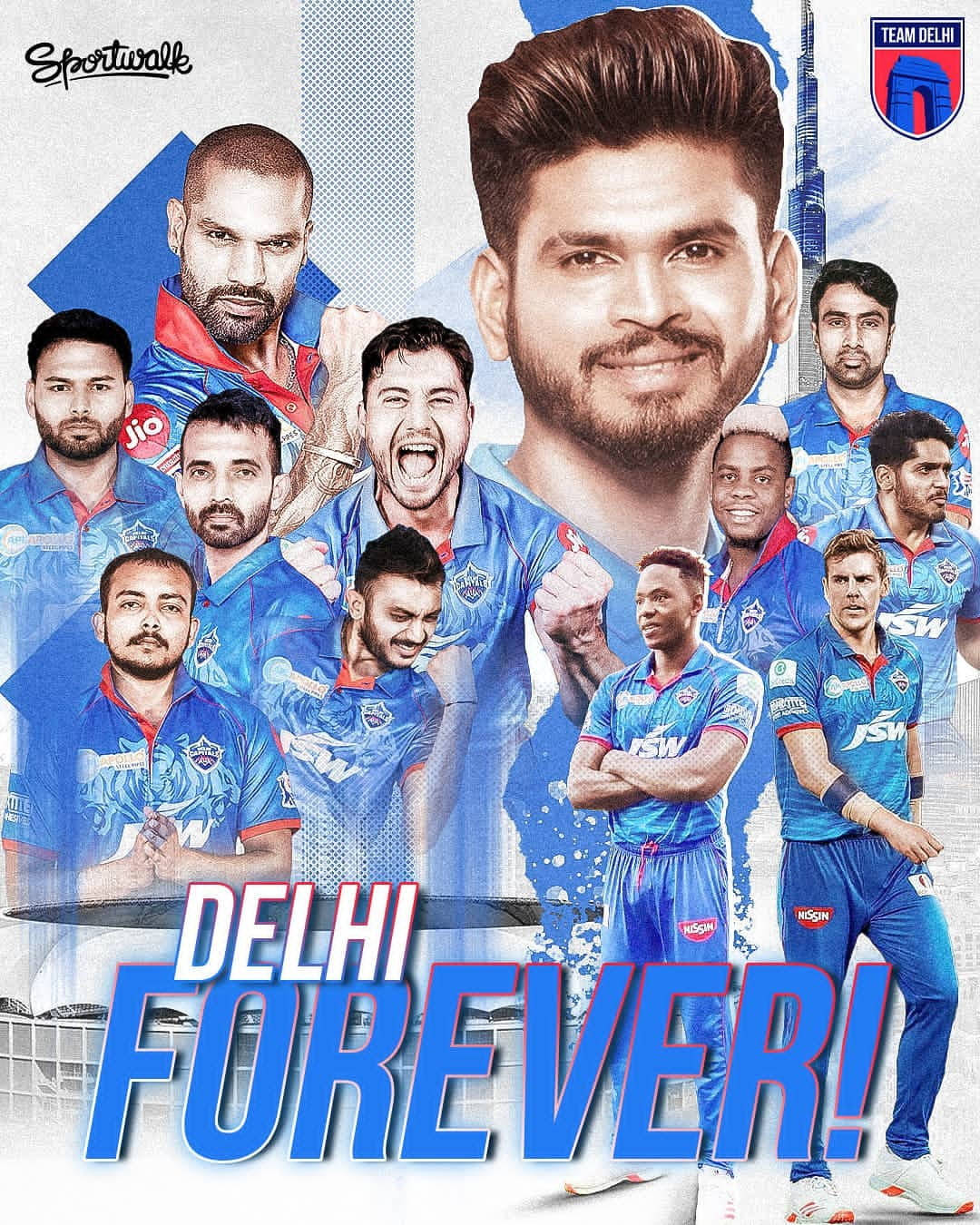Delhi Capitals 桌布 壁紙 — 德里板球隊球員身穿藍色球衣，自信地擺出姿勢，並帶有粗體「DELHI FOREVER!」文字的動態拼貼畫。