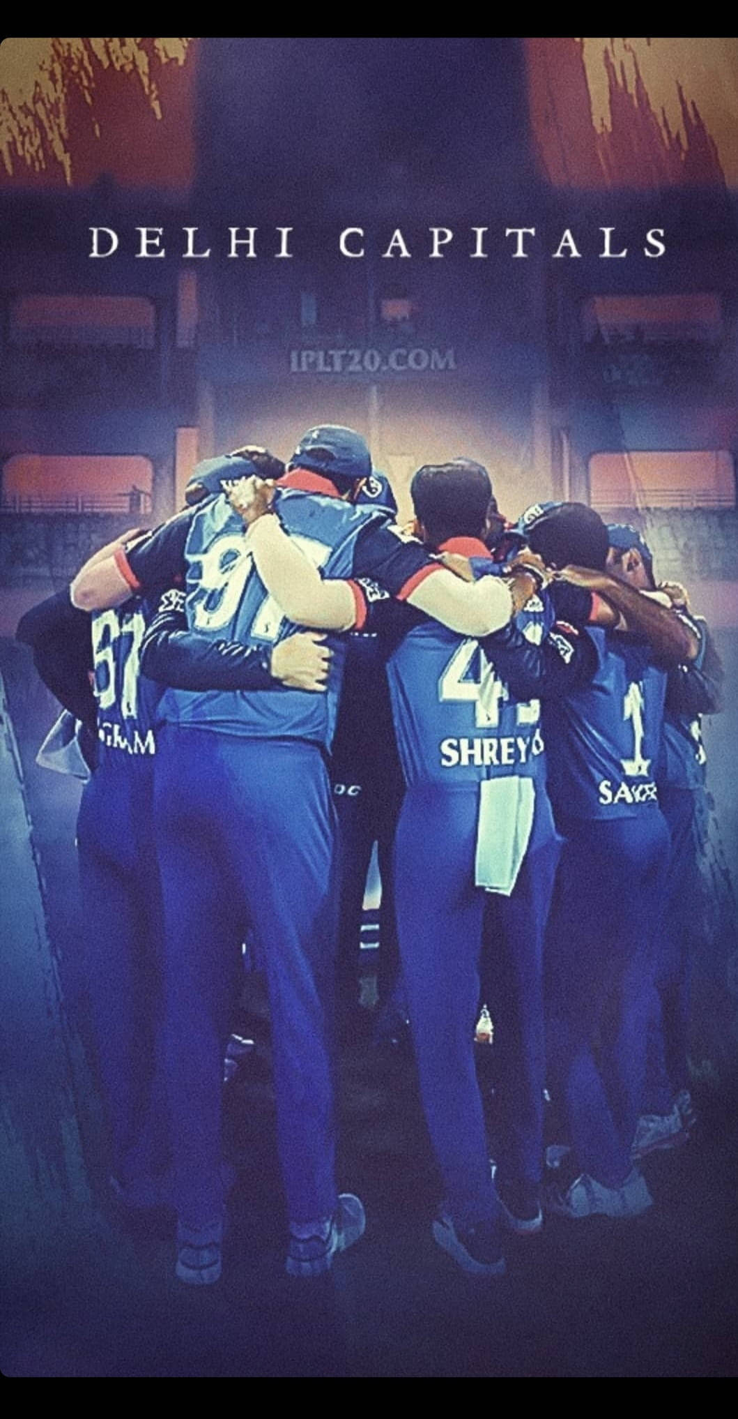 Delhi Capitals 桌布 壁紙 — 德里首都板球隊在夜間比賽中，在球場燈光下穿著藍色球衣緊密聚集。