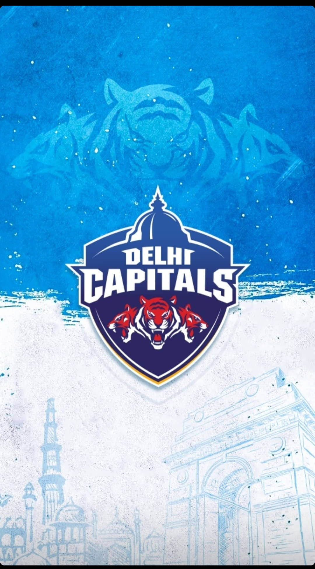 Delhi Capitals 桌布 壁紙 — 德里首都隊標誌，咆哮的老虎徽章居中，置於藍色紋理背景上，帶有模糊的德里天際線草圖。