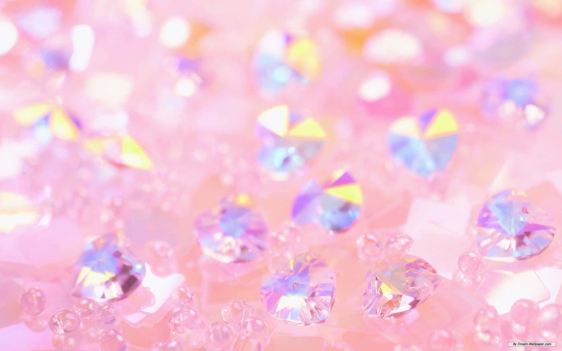 Pink Diamonds 桌布 壁紙 — 心形水晶在柔和的粉紅色背景上閃爍著彩虹色調，夢幻般的特寫。