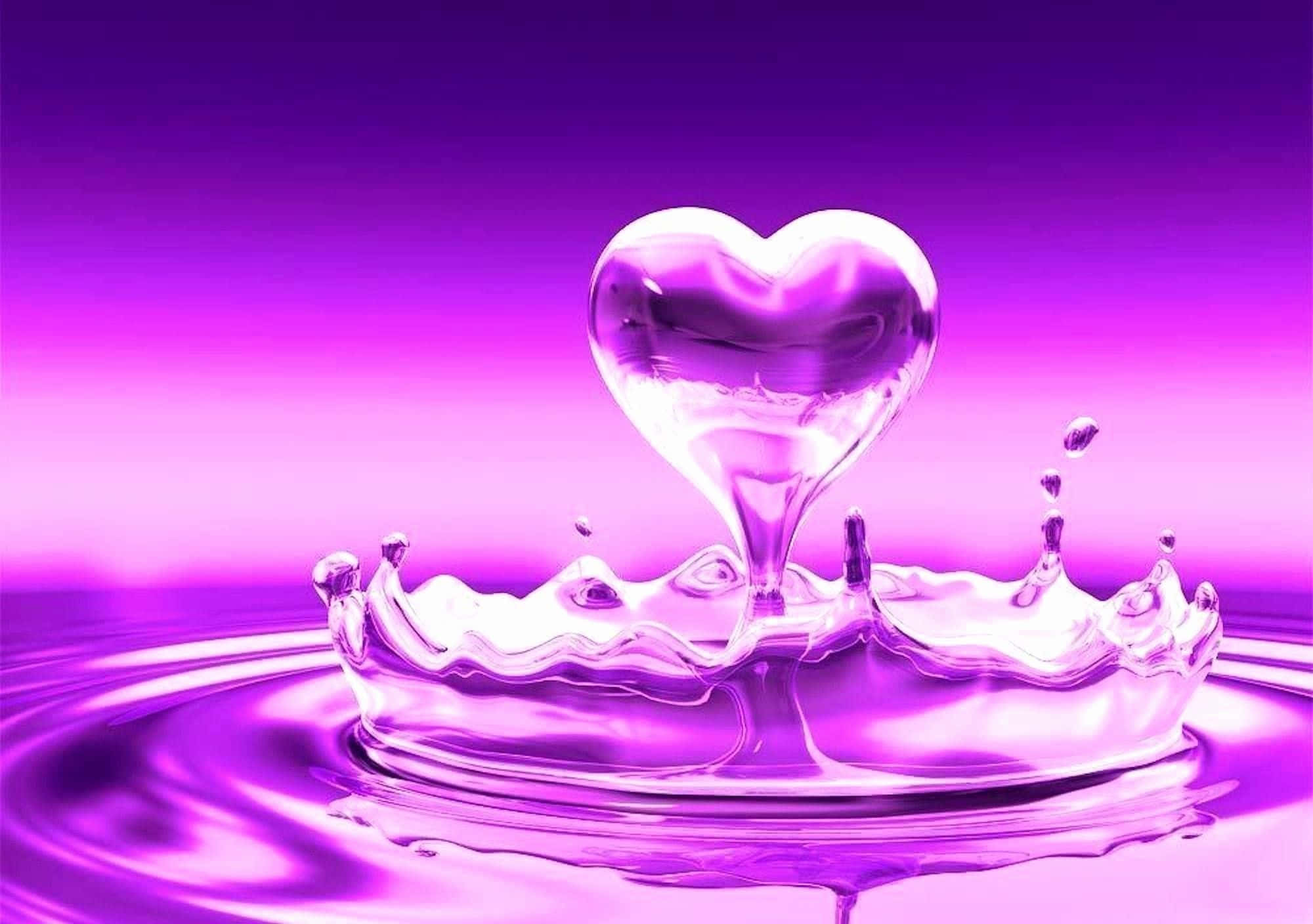 Water Drop 桌布 壁紙 — 心形水滴形成並在充滿活力的紫色液體中飛濺，產生漣漪和液滴。