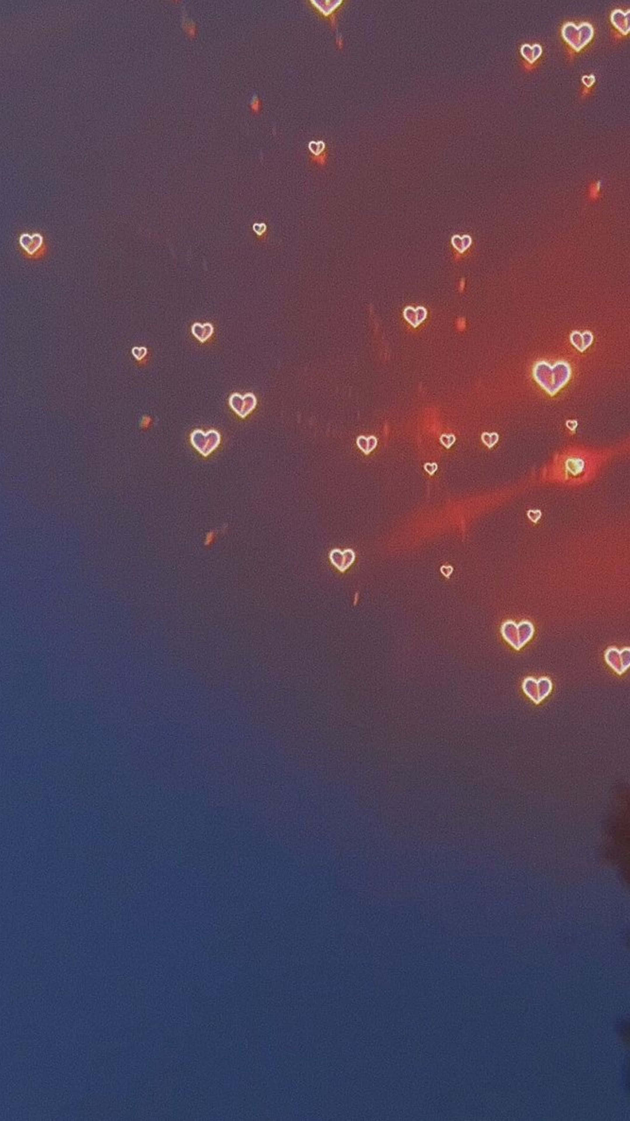 Red Hearts 桌布 壁紙 — 心形燈光漂浮在融合深藍與溫暖紅色的暮色天空中。