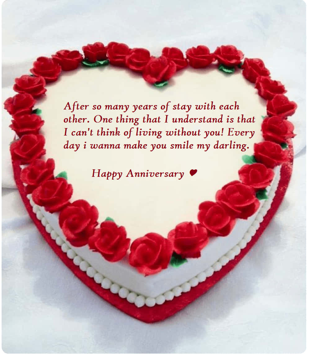 Anniversary 桌布 壁紙 — 心形白色蛋糕，飾有紅玫瑰和紅色字體的浪漫週年紀念訊息。