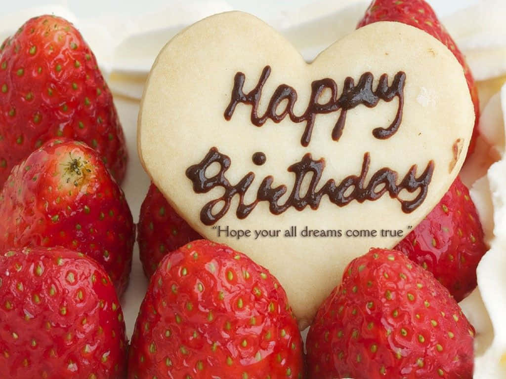 Birthday 桌布 壁紙 — 心形餅乾，上面有巧克力 'Happy Birthday' 字樣，放在新鮮紅草莓和奶油之間。