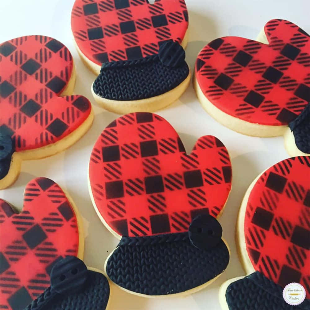 Buffalo Plaid 桌布 壁紙 — 心形餅乾，飾以紅黑格紋糖霜及帶有鈕扣的紋理黑色翻糖袖口。