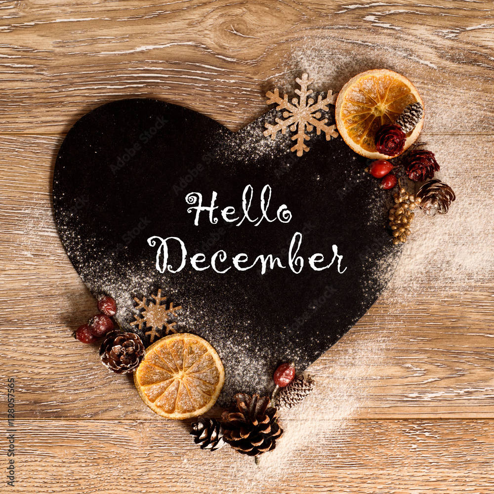 愛心 桌布 壁紙 — 心形黑板，上面用白色草書寫著「Hello December」，周圍環繞著乾橙片、松果和雪花，置於質樸的木質表面上。