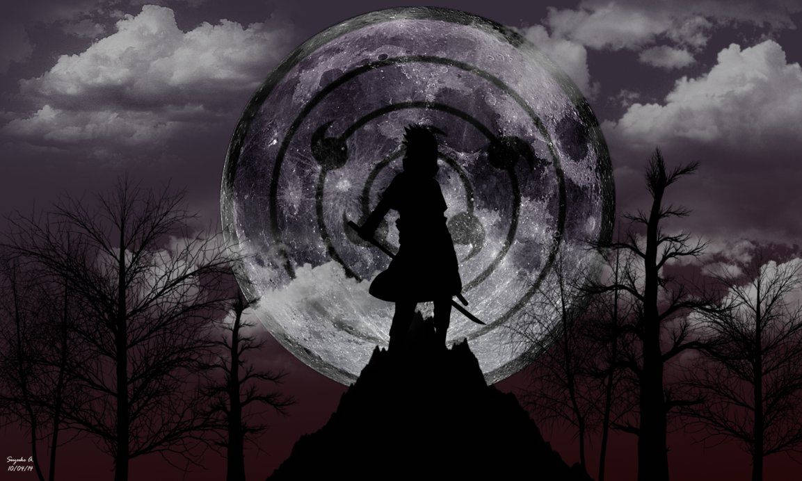 Sasuke 桌布 壁紙 — 忍者剪影站在山峰上，面前是帶有螺旋標記的巨大月亮，在暴風雨黃昏的天空下，以光禿禿的樹木為框架。