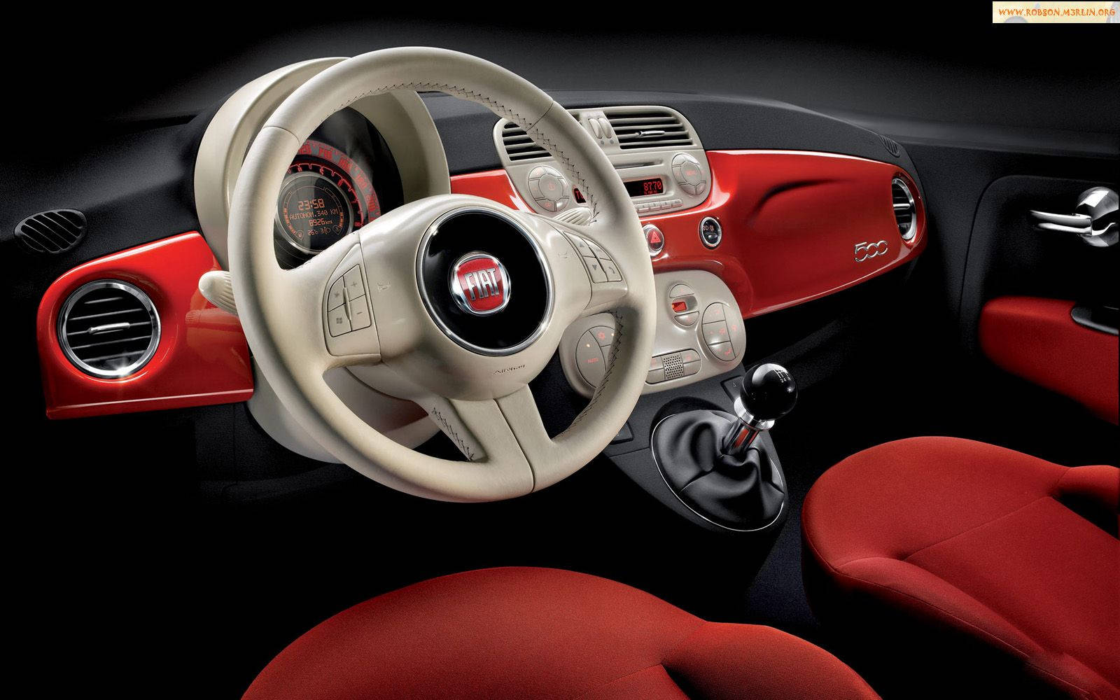 Fiat 桌布 壁紙 — 快意500車廂內部特寫，展示紅色座椅和儀表板，搭配奶油色方向盤和黑色飾邊，在戲劇性燈光下。