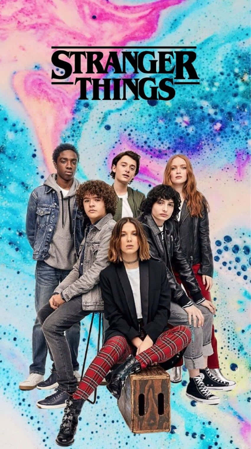 Stranger Things Girly 桌布 壁紙 — 《怪奇物語》中的六位年輕角色在充滿活力的粉紅、藍色和白色漩渦宇宙背景前擺姿勢。